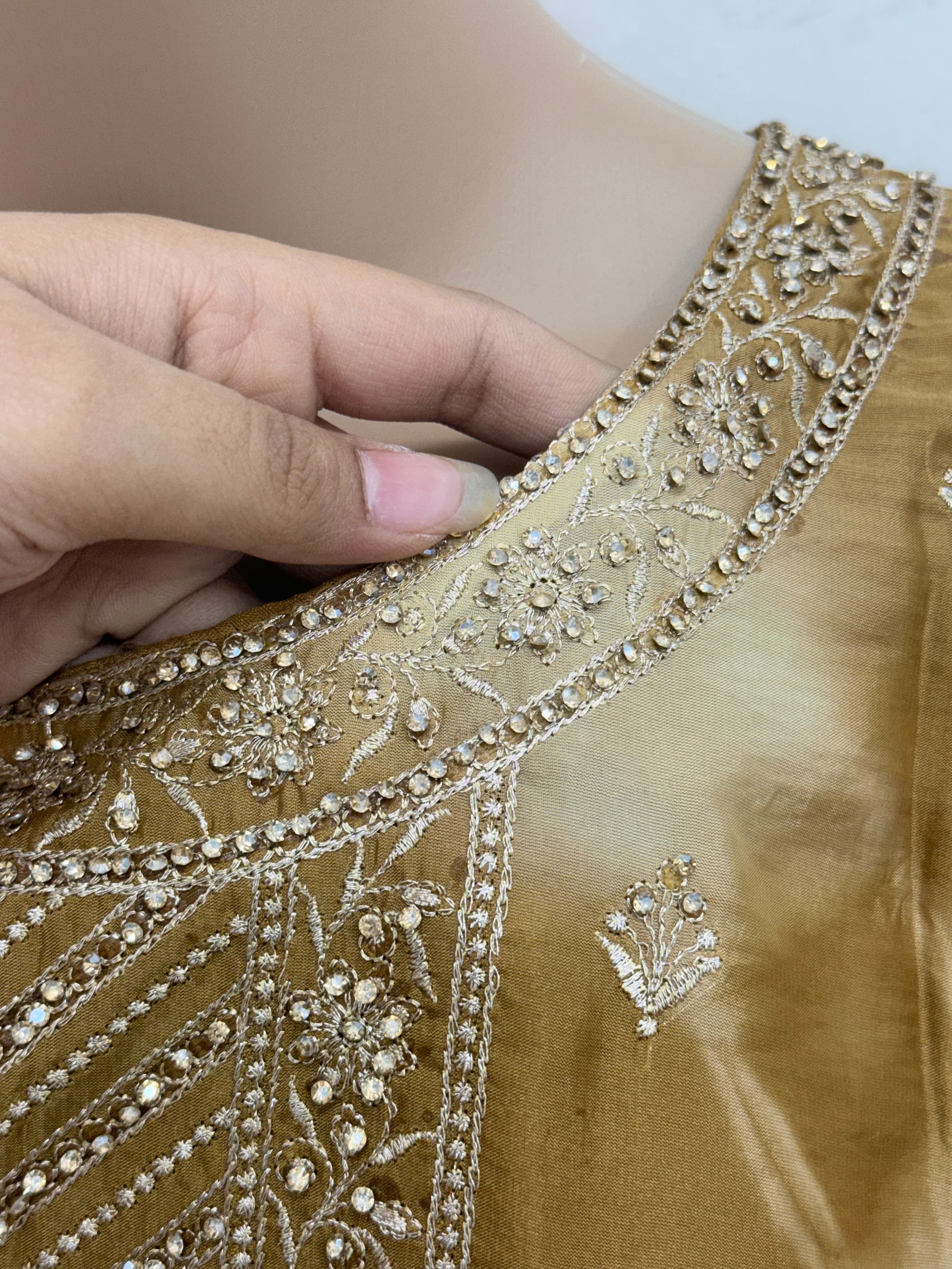 RUHEENA FARSHI LAHENGA SUIT 12
