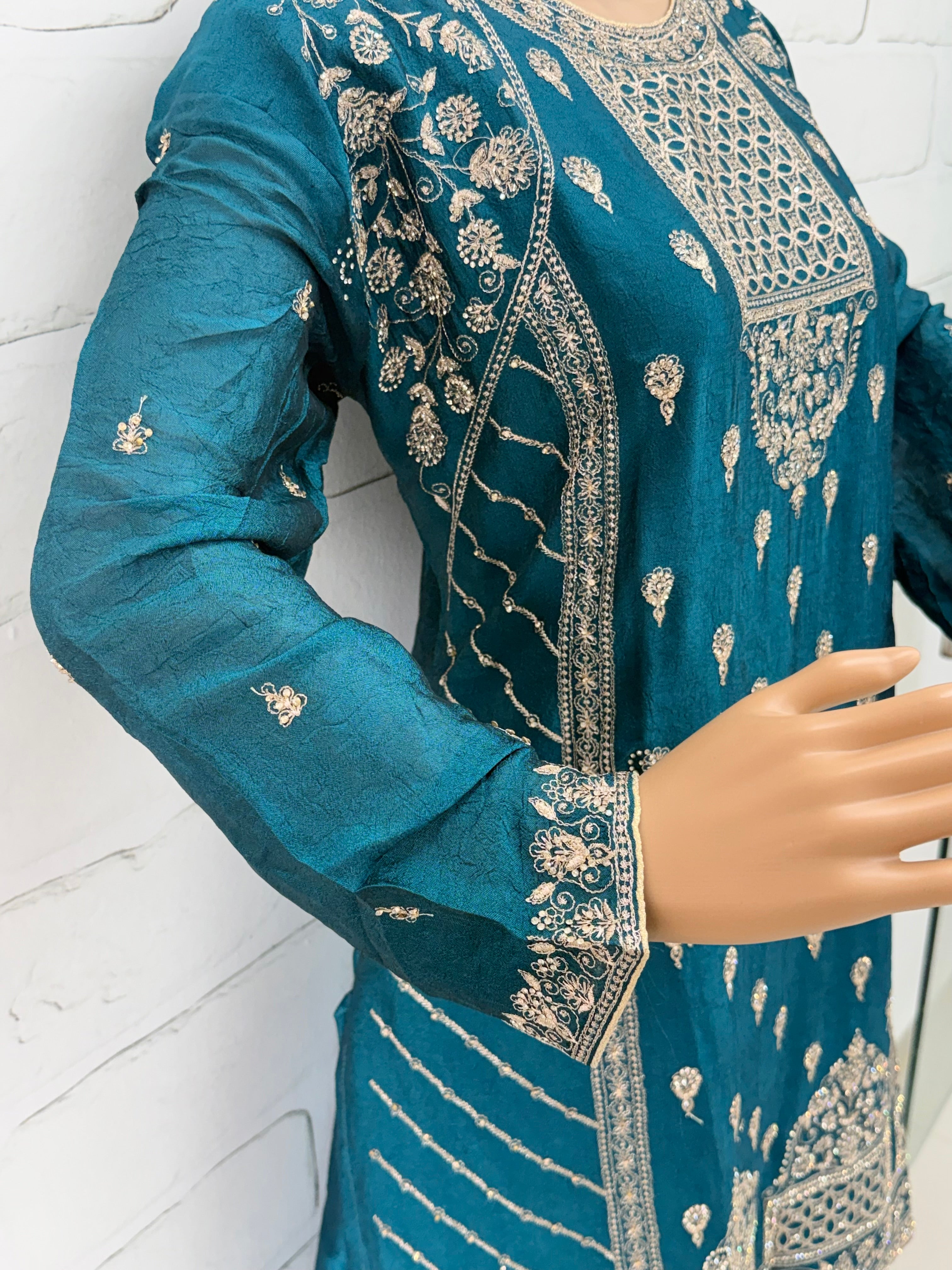 RUHEENA FARSHI LAHENGA SUIT 13