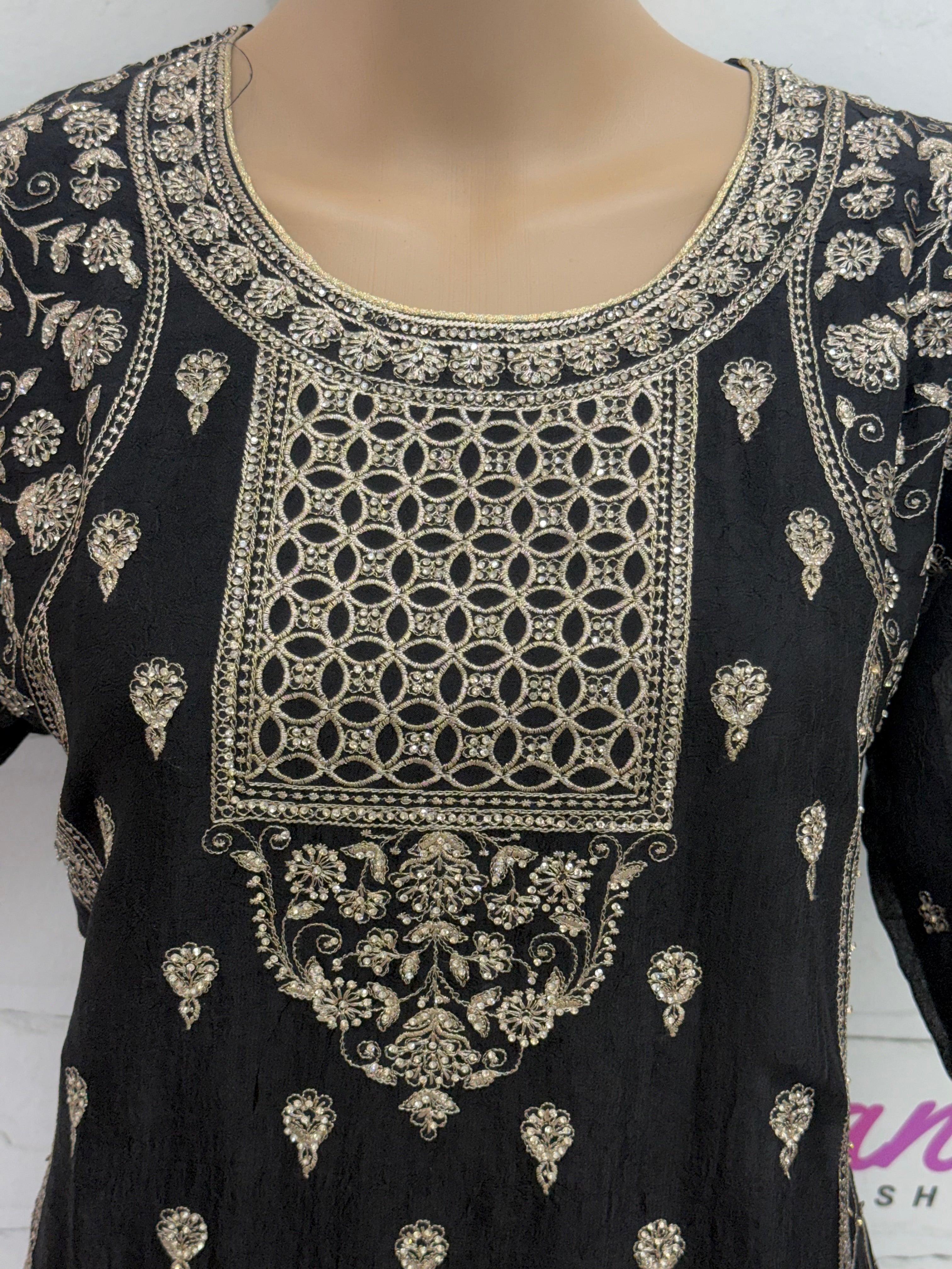 RUHEENA FARSHI LAHENGA SUIT 15