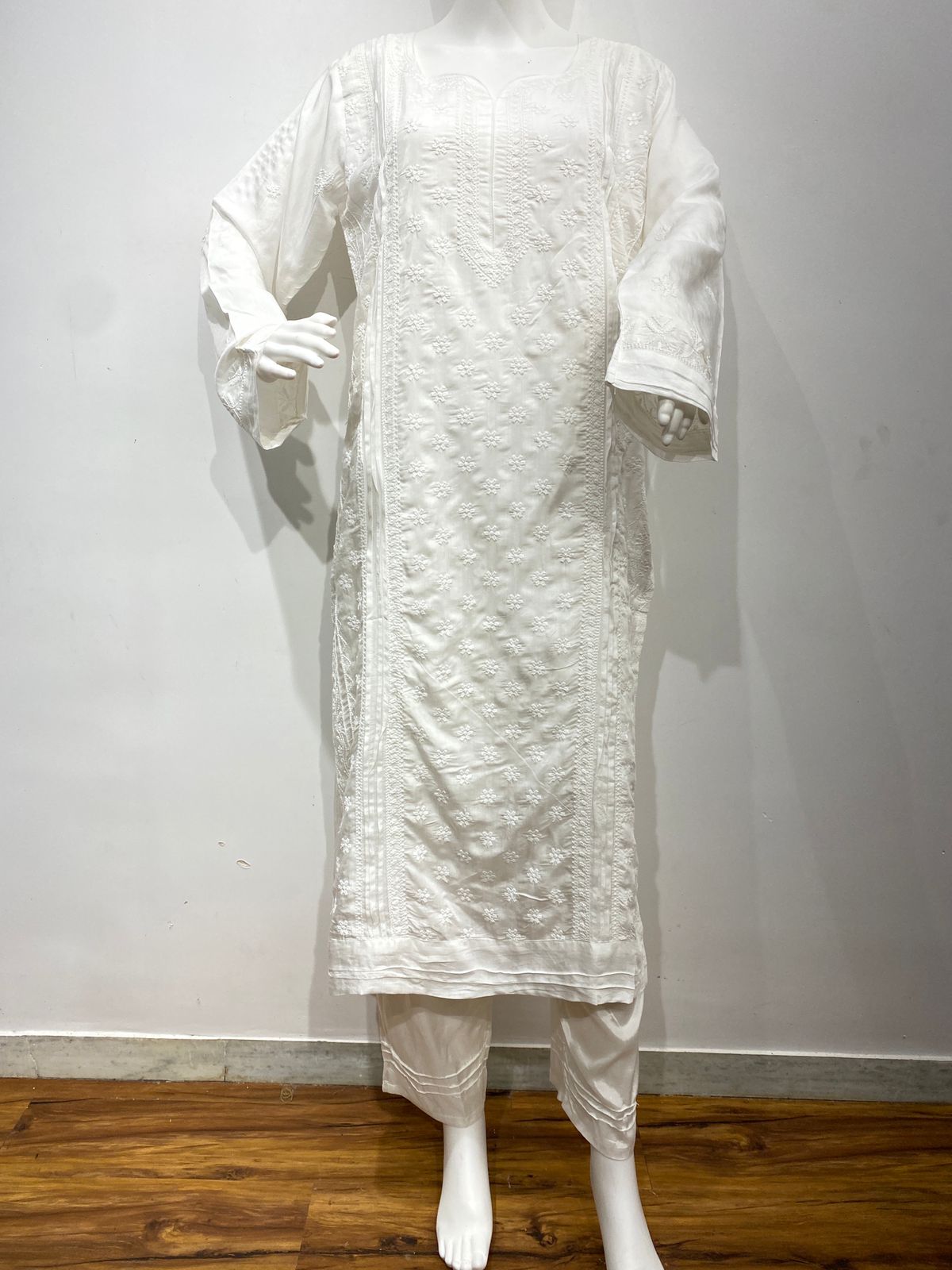 WHITE  MUSLIN READYMADE SUIT