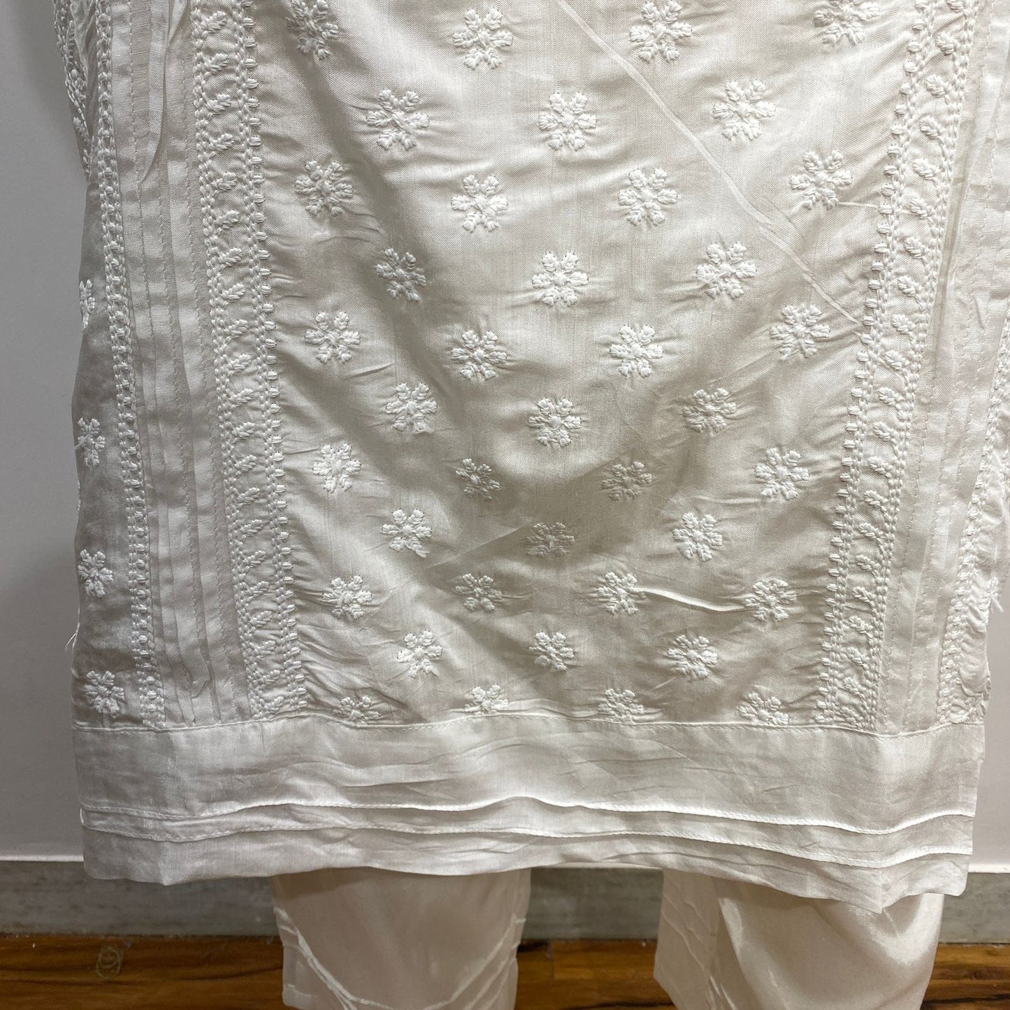 WHITE  MUSLIN READYMADE SUIT