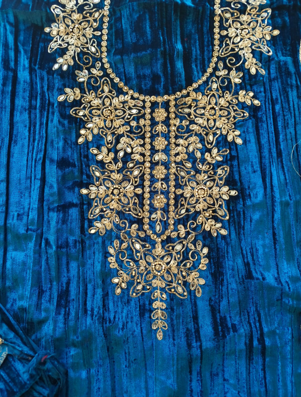 MEHRUN CRUSH VELVET EMBROIDERY SUIT 6 Q