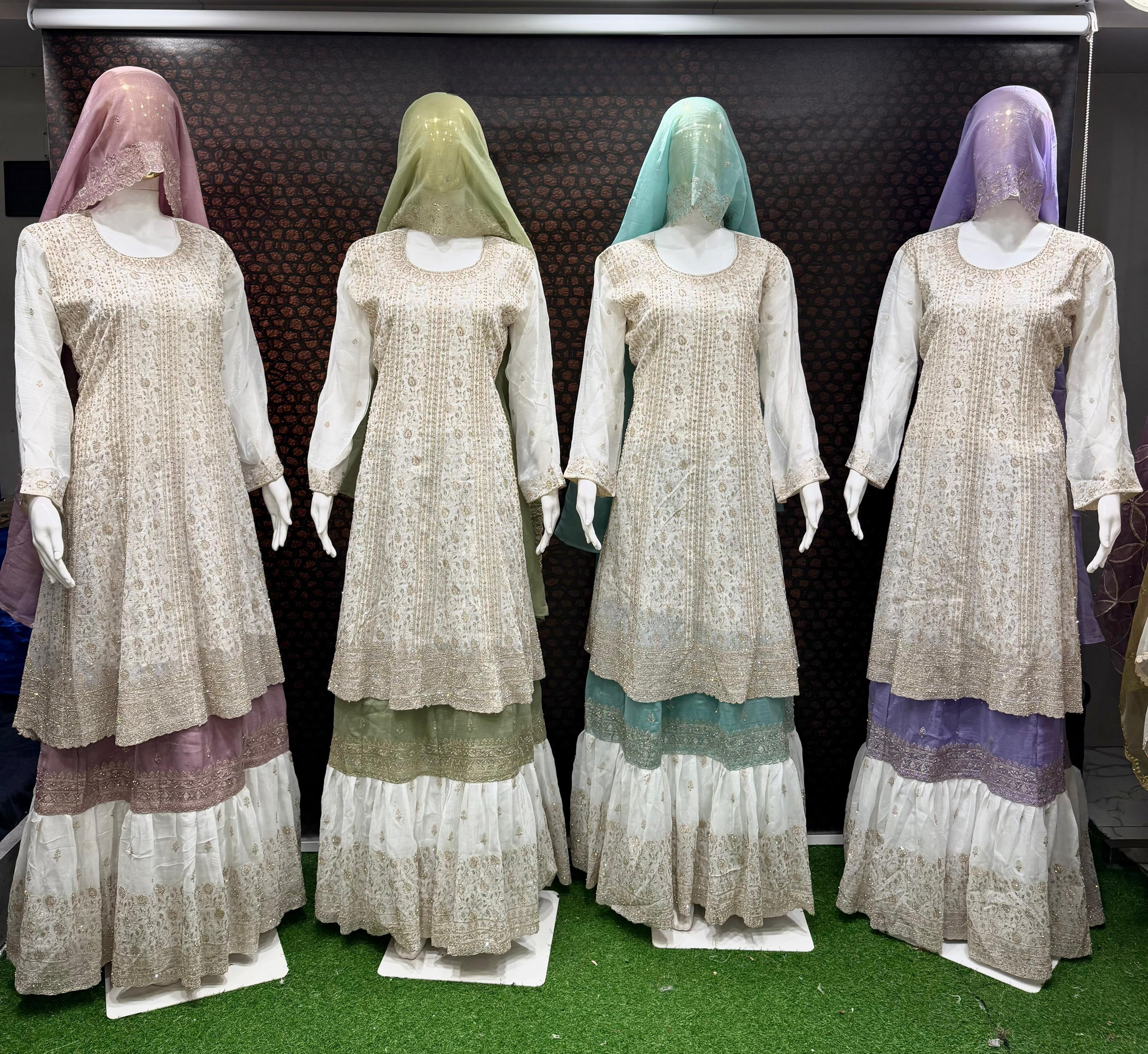 RUHEENA FARSHI LAHENGA SUIT