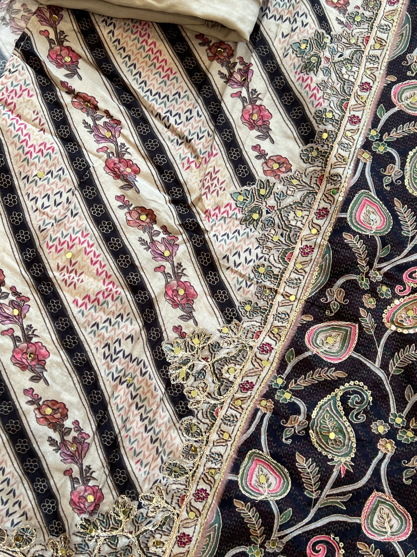 PURE MUSLIN MIRROR EMBROIDERY SUIT S-122