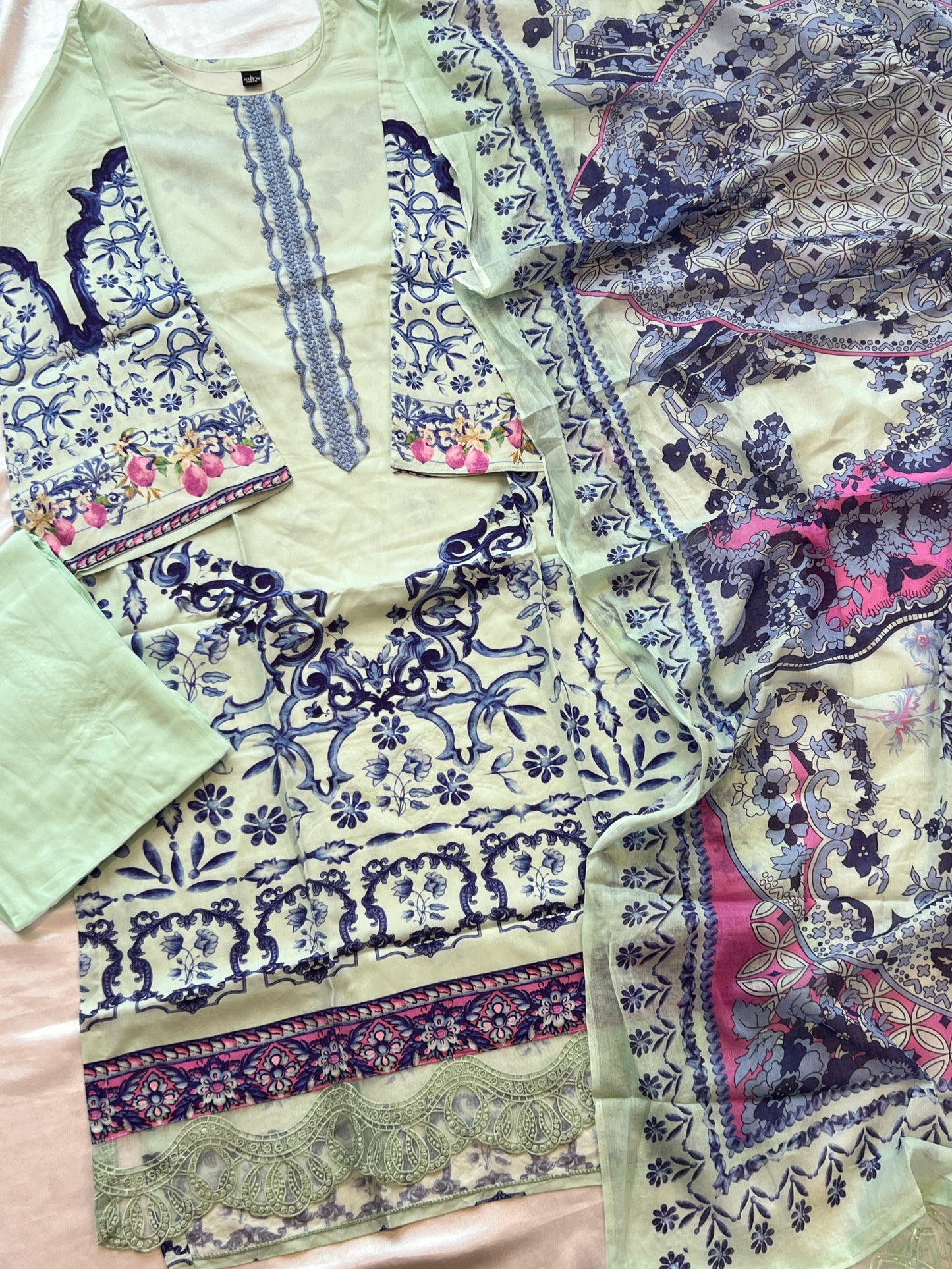 LUXE LAWN READYMADE SUIT 04 Q