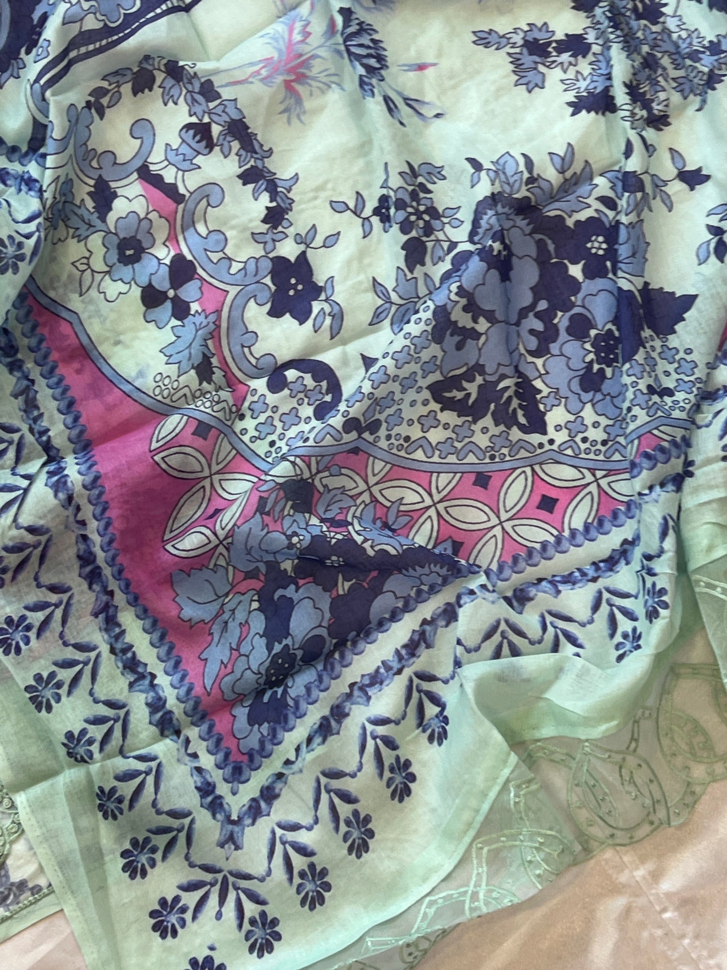 LUXE LAWN READYMADE SUIT 04 Q