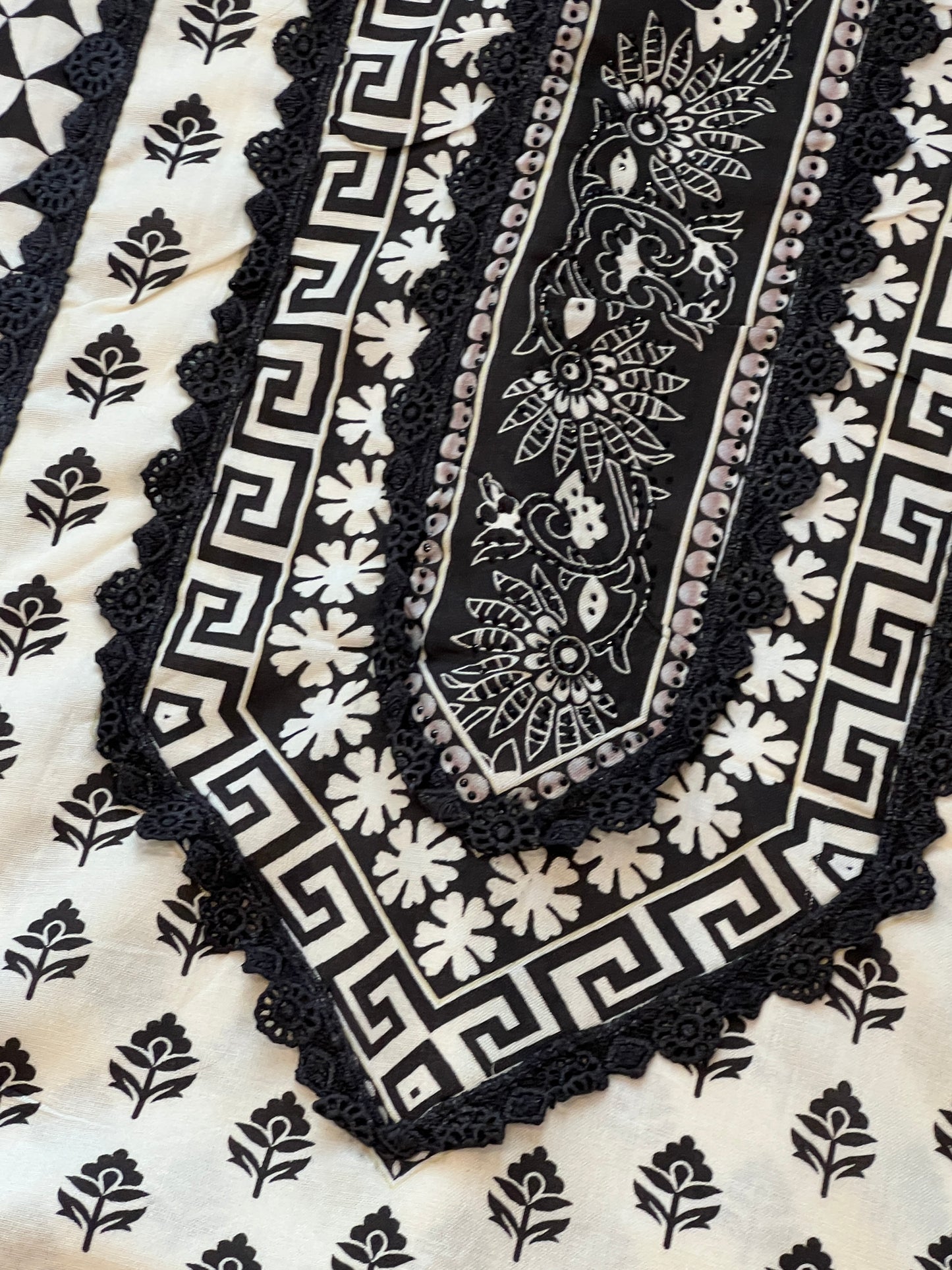 CS LAWN COTTON EMBROIDERY SUIT 2