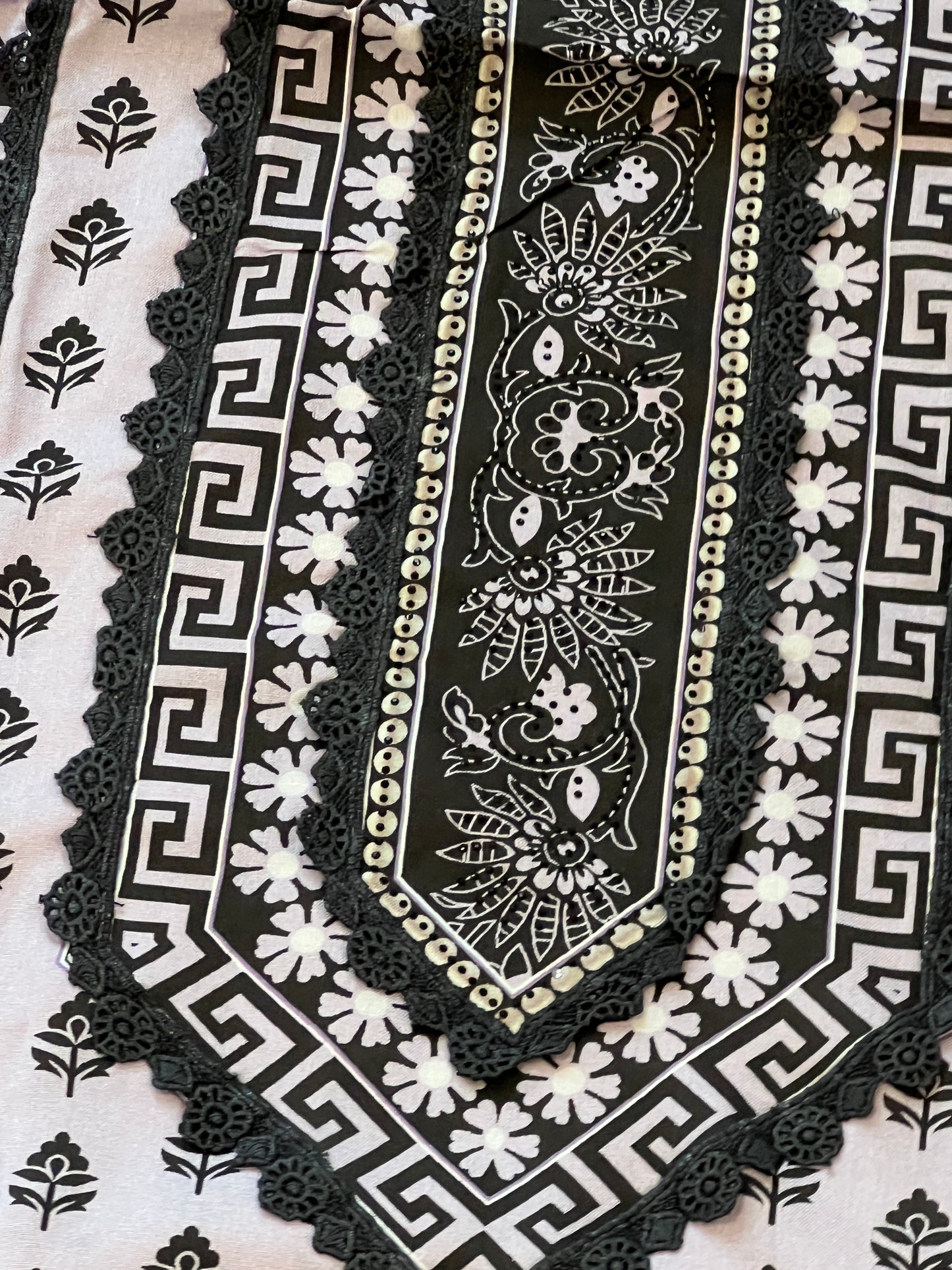 CS LAWN COTTON EMBROIDERY SUIT 3