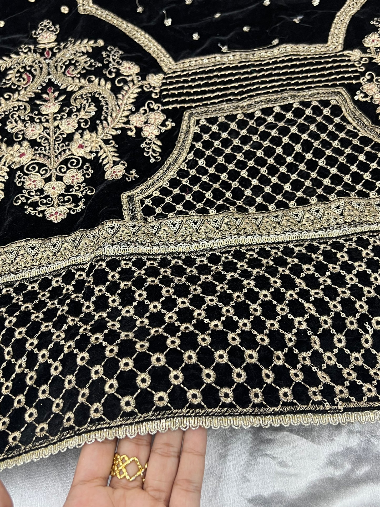 VELVET EMBROIDERY SUIT Q