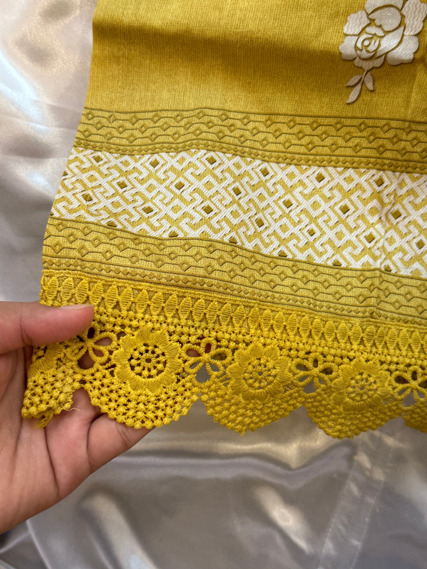 SHAMIANA LAWN READYMADE SUIT  3  Q