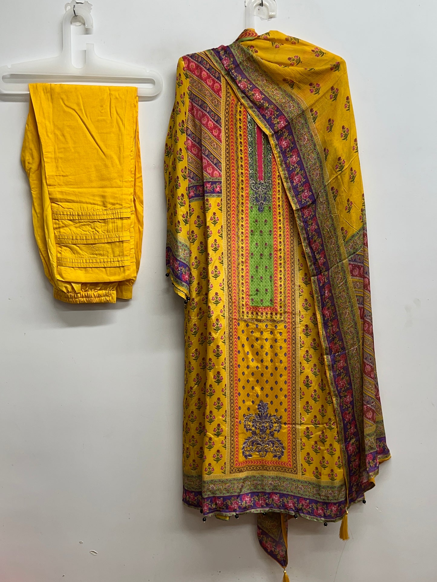 SARA YELLOW CREPE EMBROIDERY SUIT 1867