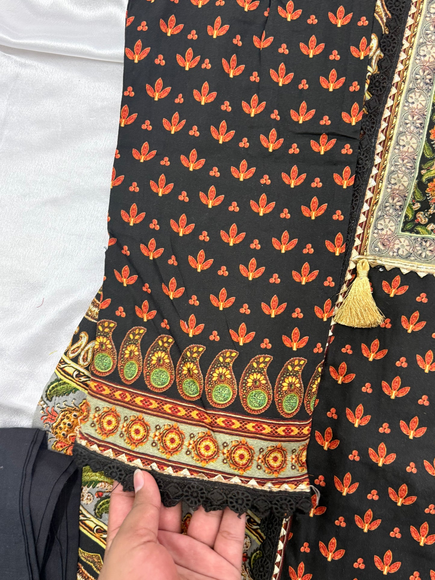 BAGH LAWN READYMADE SUIT 1 Q