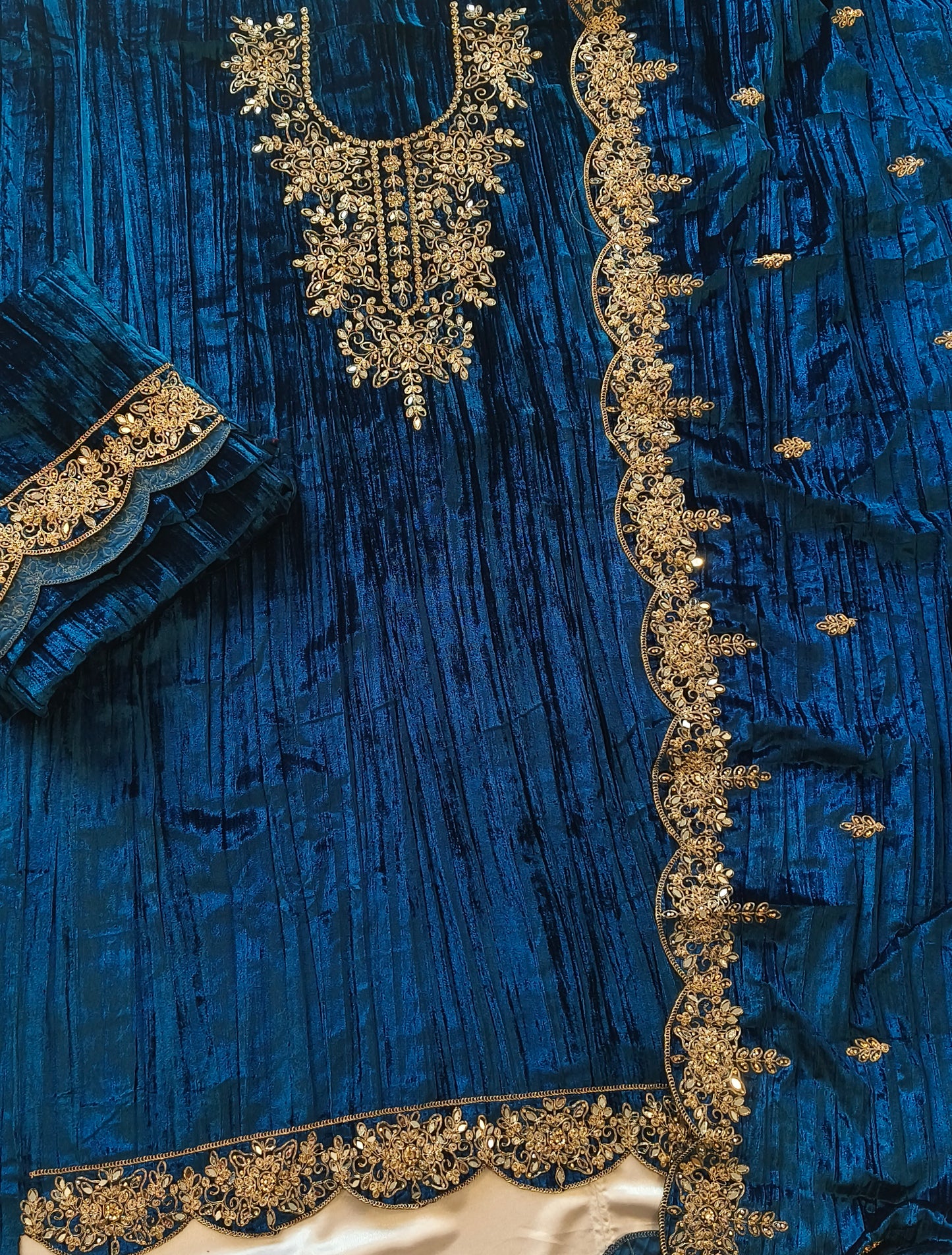 MEHRUN CRUSH VELVET EMBROIDERY SUIT 6 Q