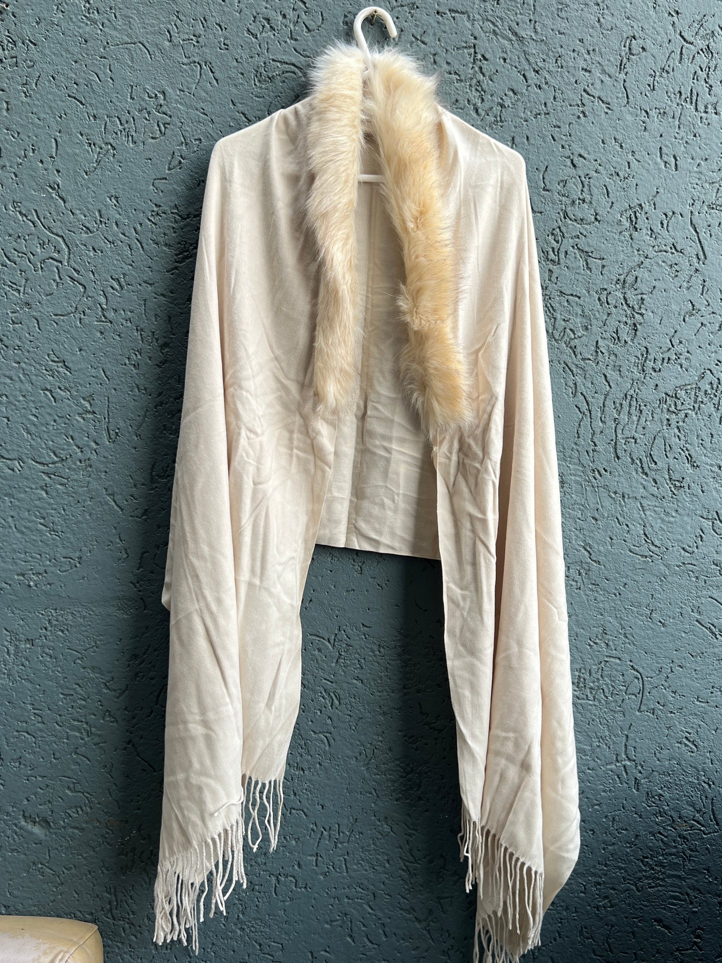 WHITE FUR COLLAR SHAWL Q
