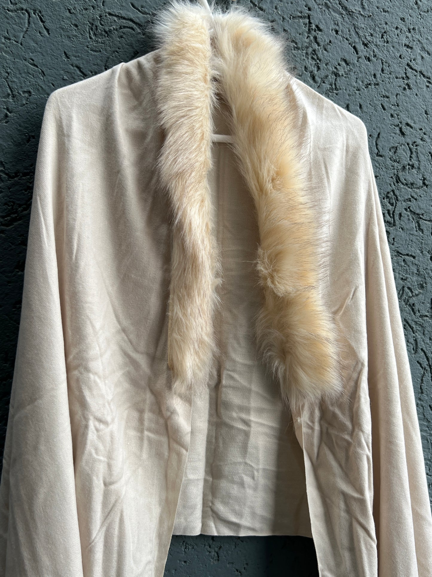 WHITE FUR COLLAR SHAWL Q