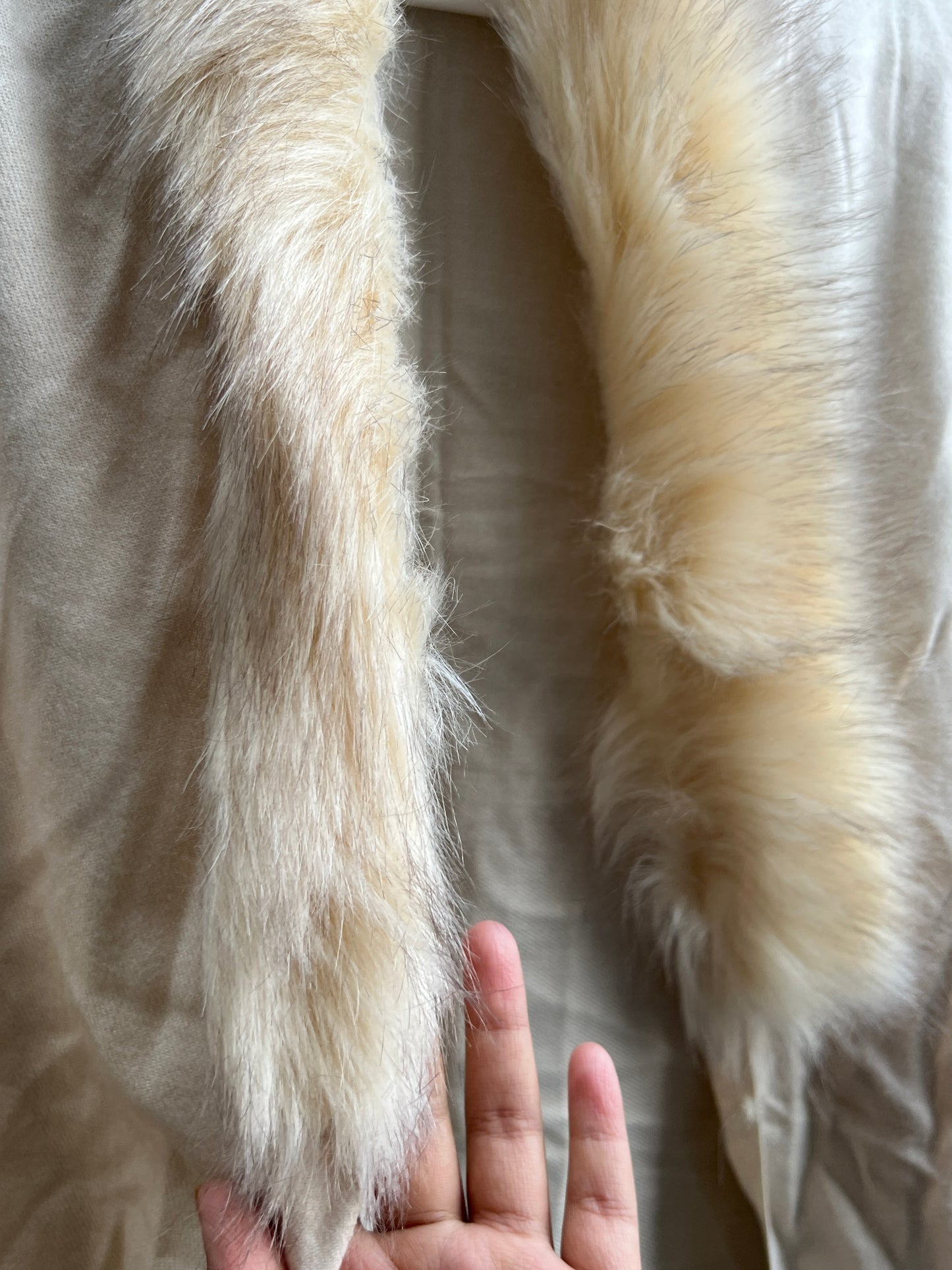 WHITE FUR COLLAR SHAWL Q