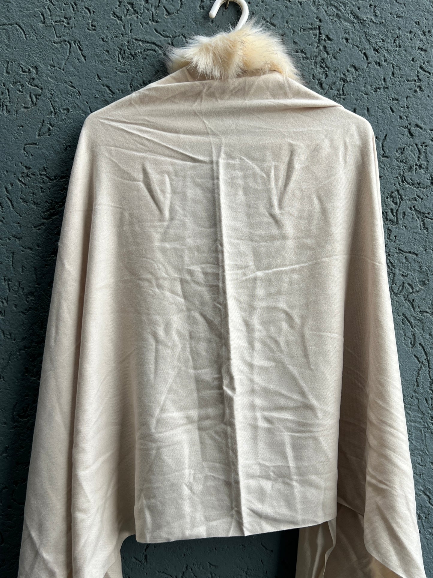 WHITE FUR COLLAR SHAWL Q