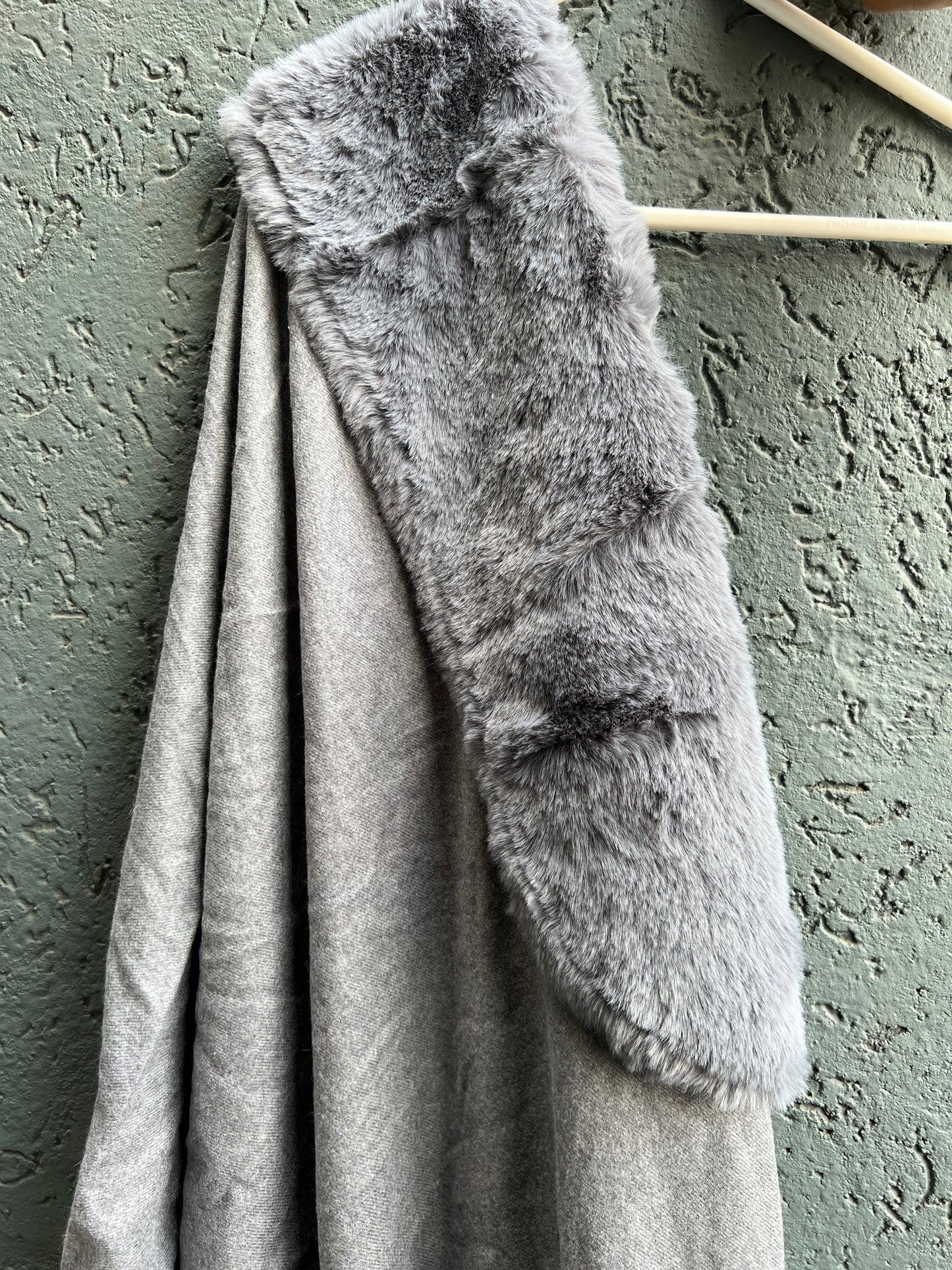 GREY FUR COLLAR SHAWL