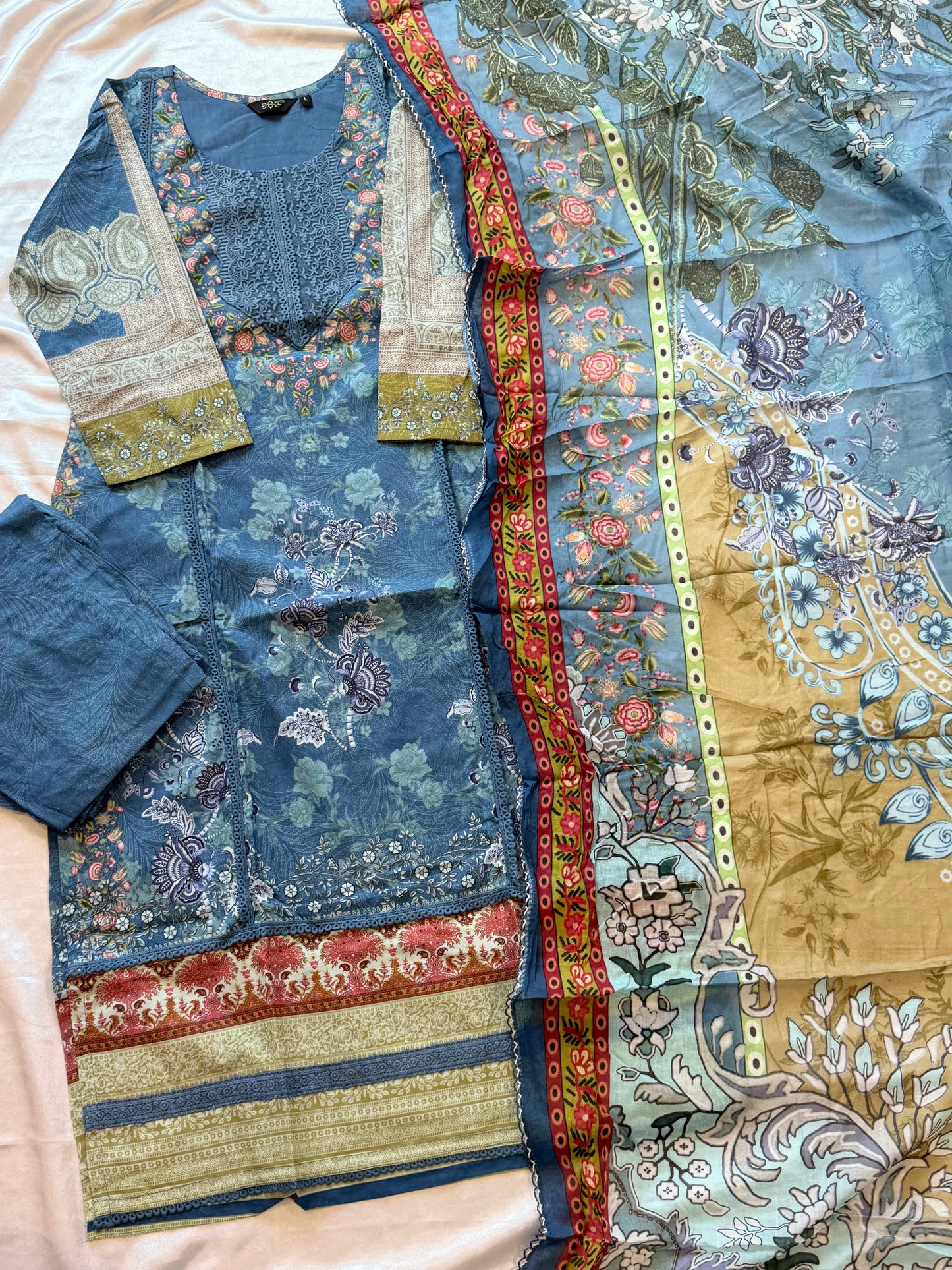 SAFIRAN LAWN READYMADE SUIT 3 Q