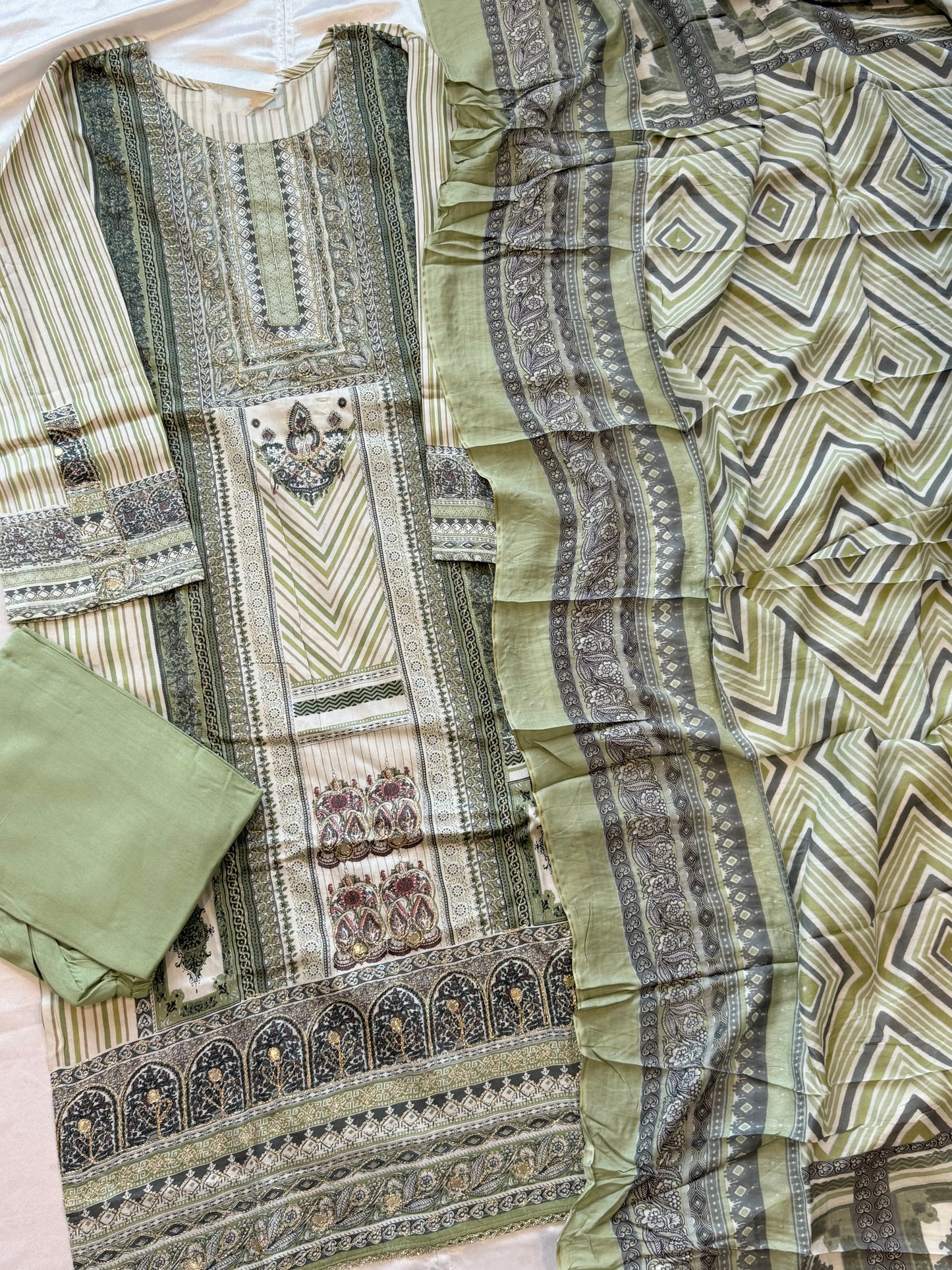 AARUSHI READYMADE GREEN SUIT 2 Q