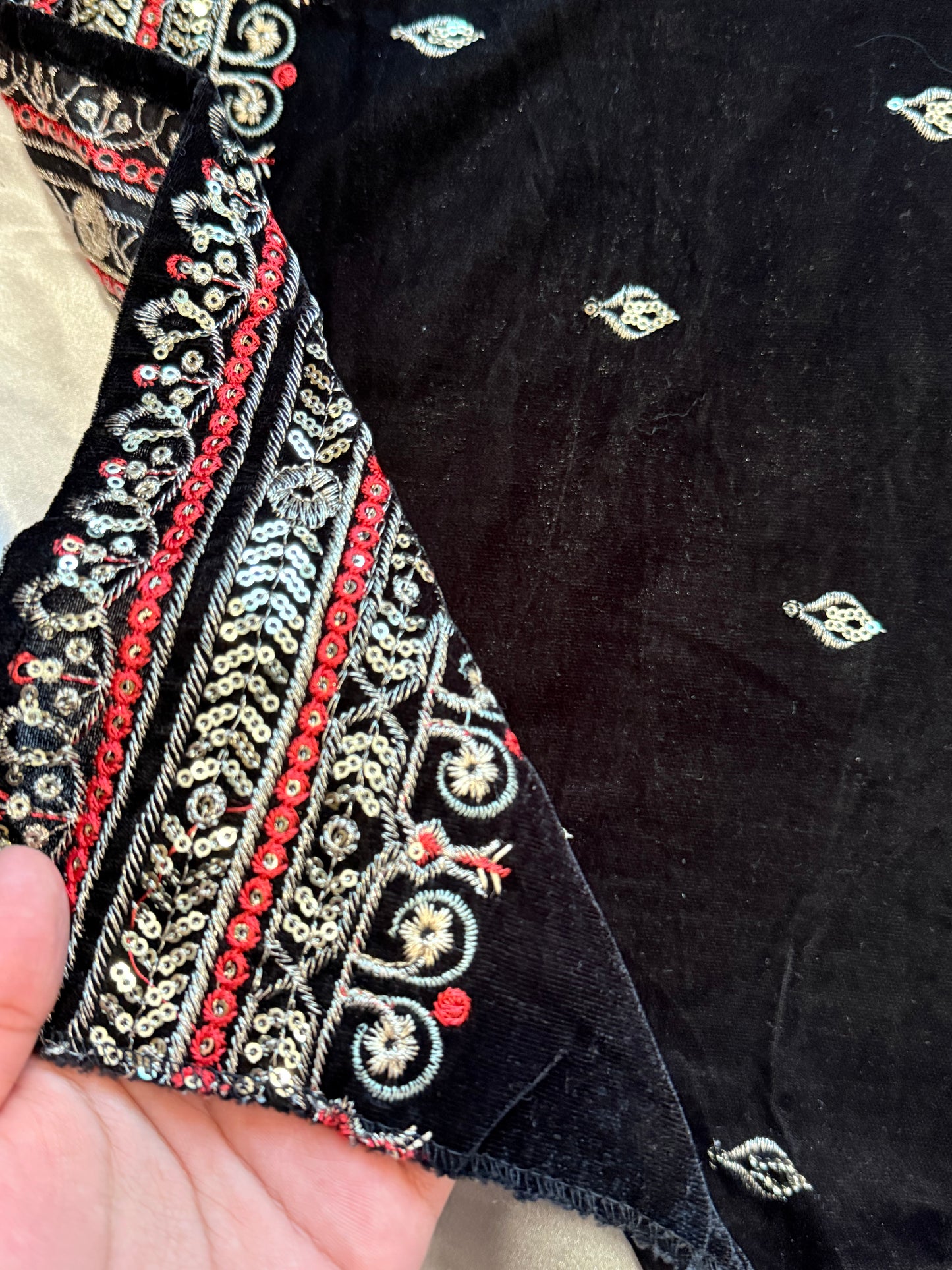 BLACK VELVET EMBROIDERY SUIT Q