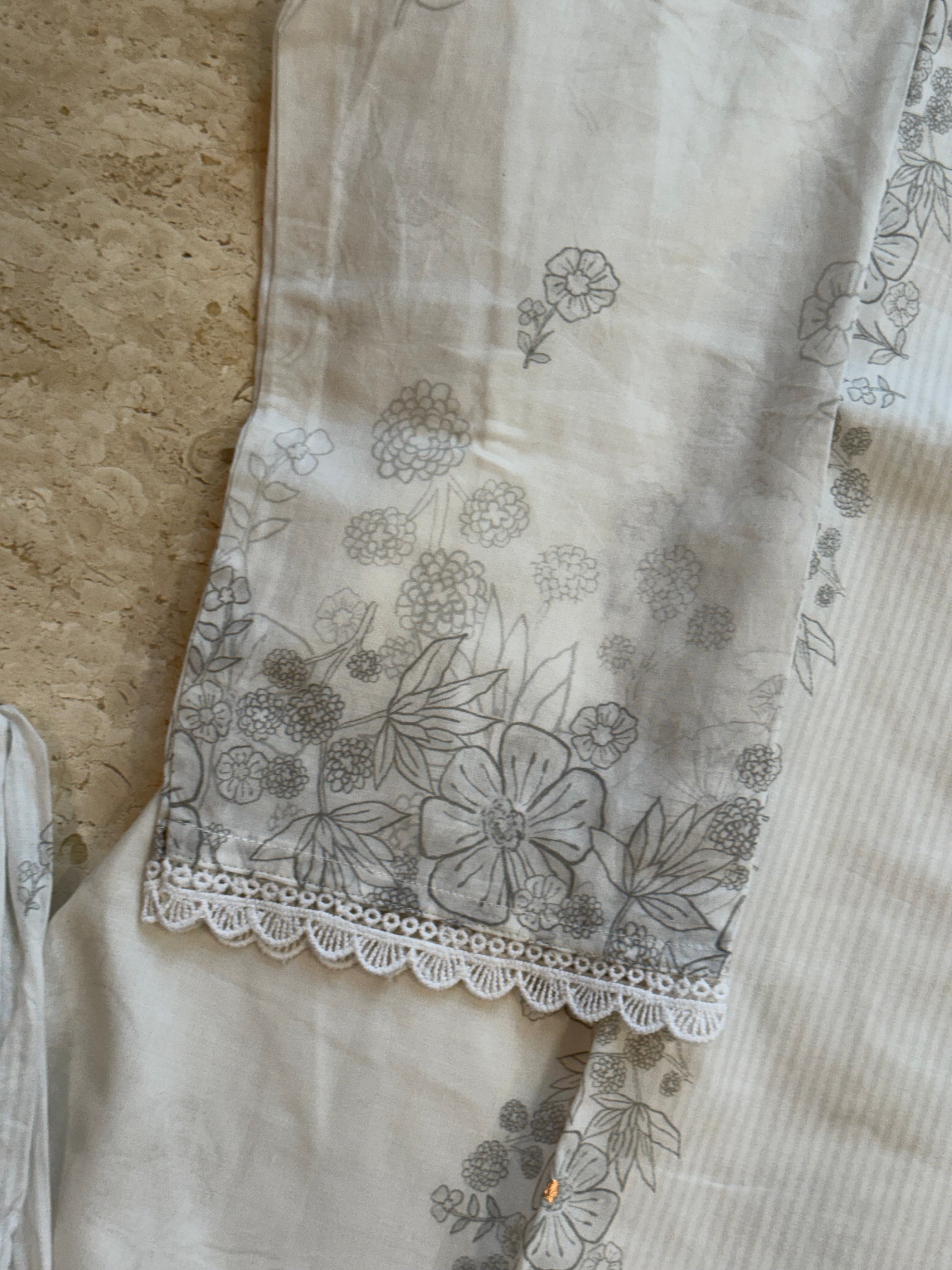 SAFIRAN LAWN READYMADE SUIT 5 Q