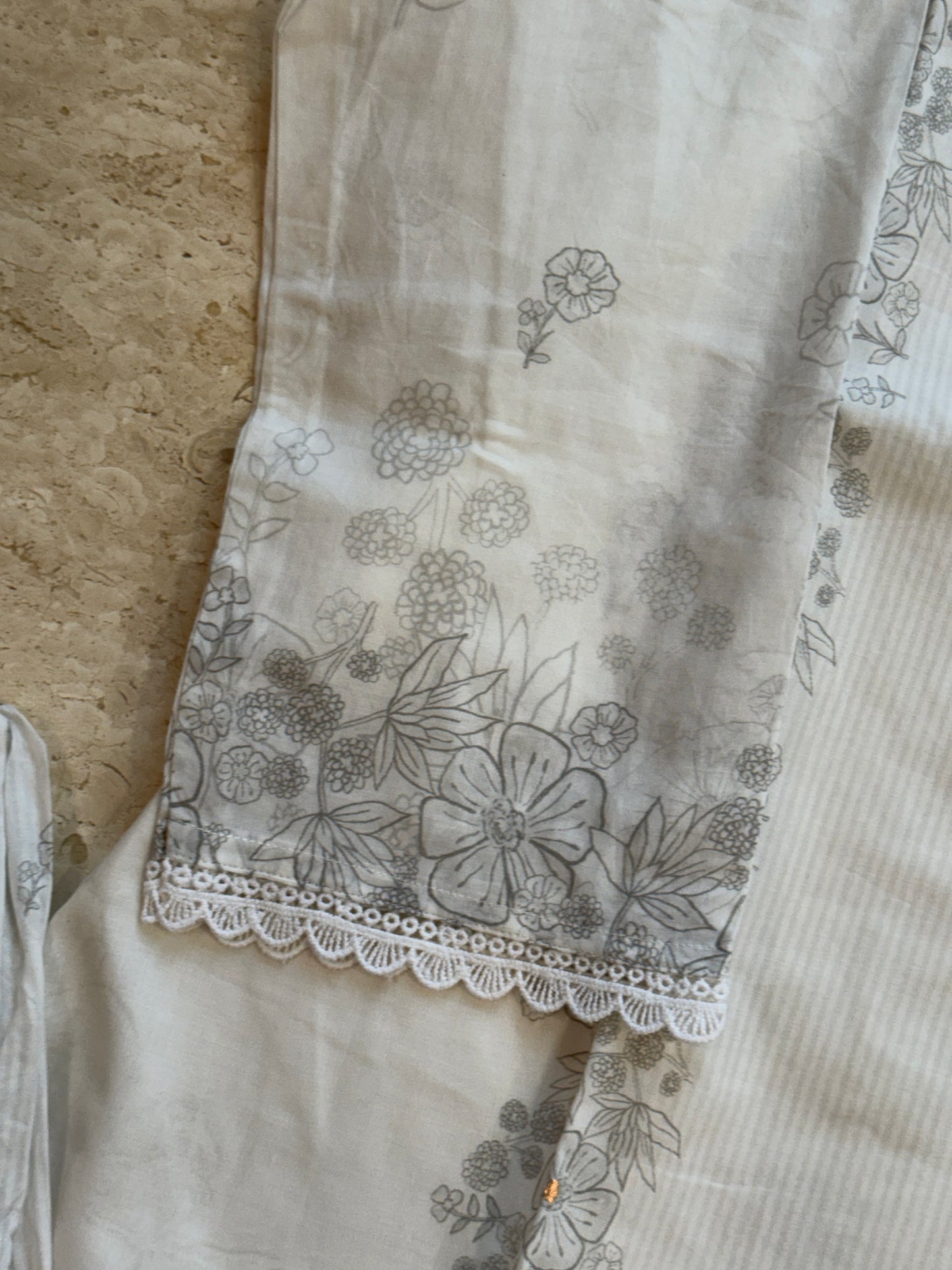 SAFIRAN LAWN READYMADE SUIT 5 Q