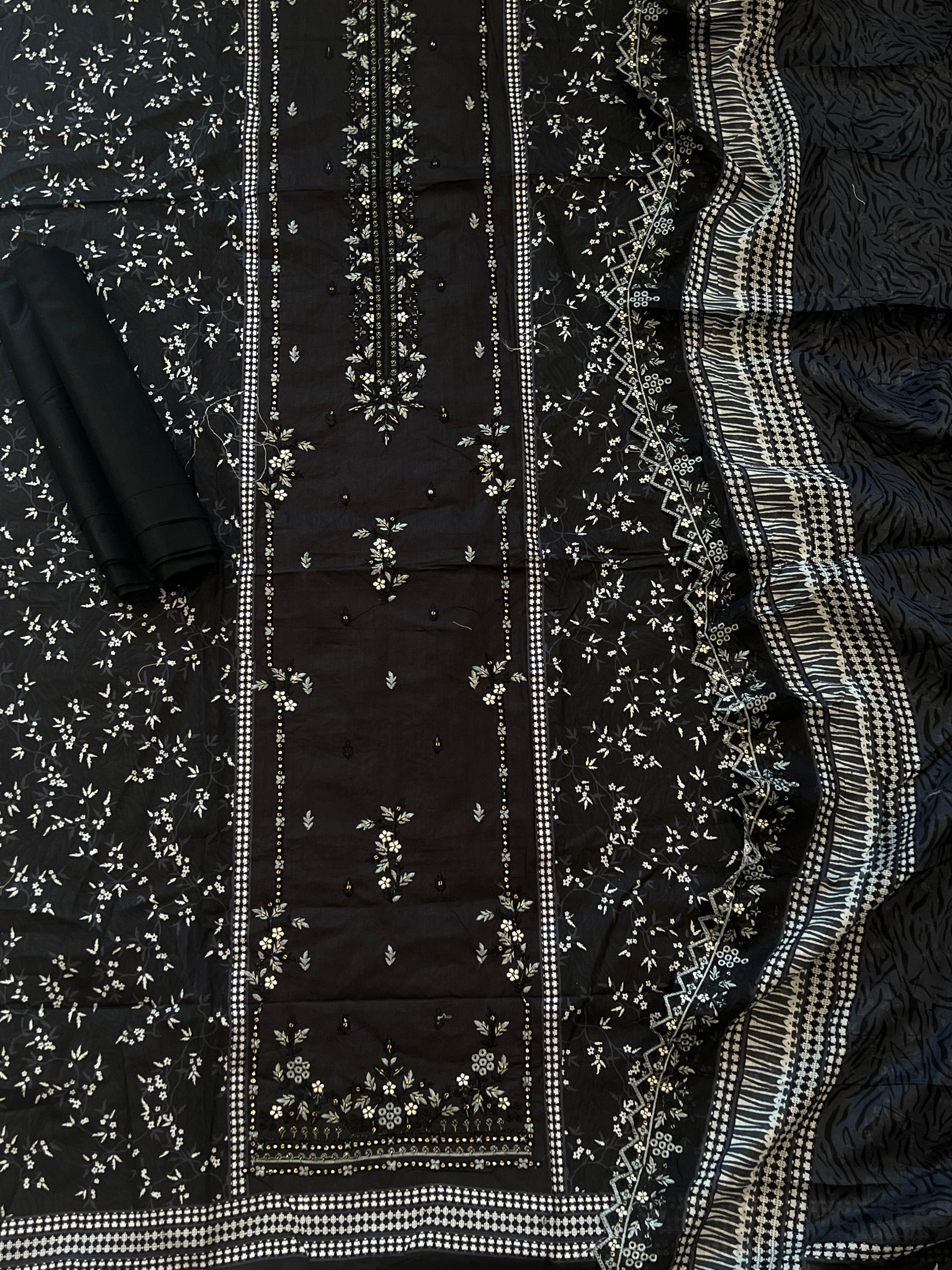 BLACK BINSAEED EMBROIDERY SUIT 1500 Q