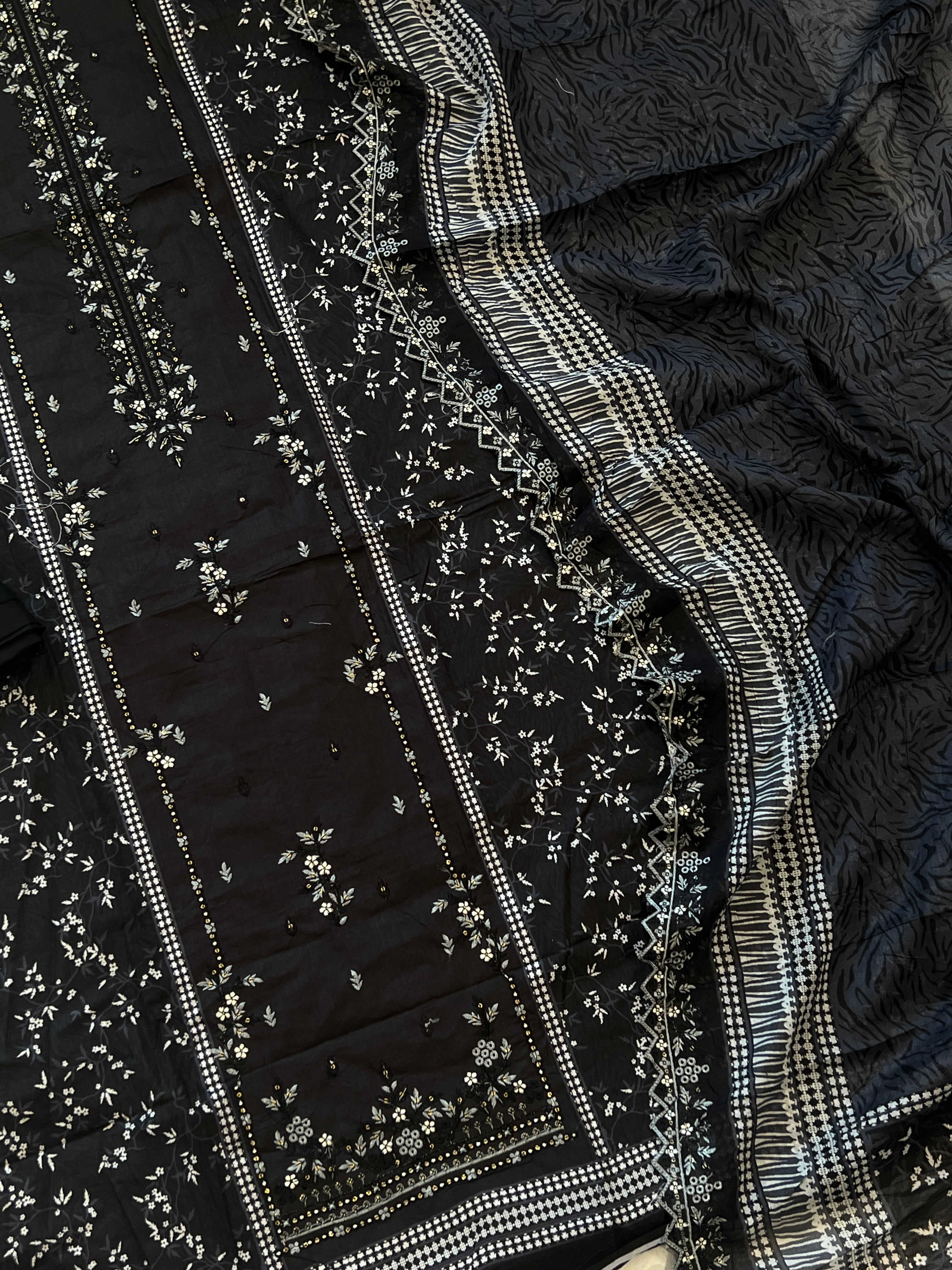 BLACK BINSAEED EMBROIDERY SUIT 1500 Q