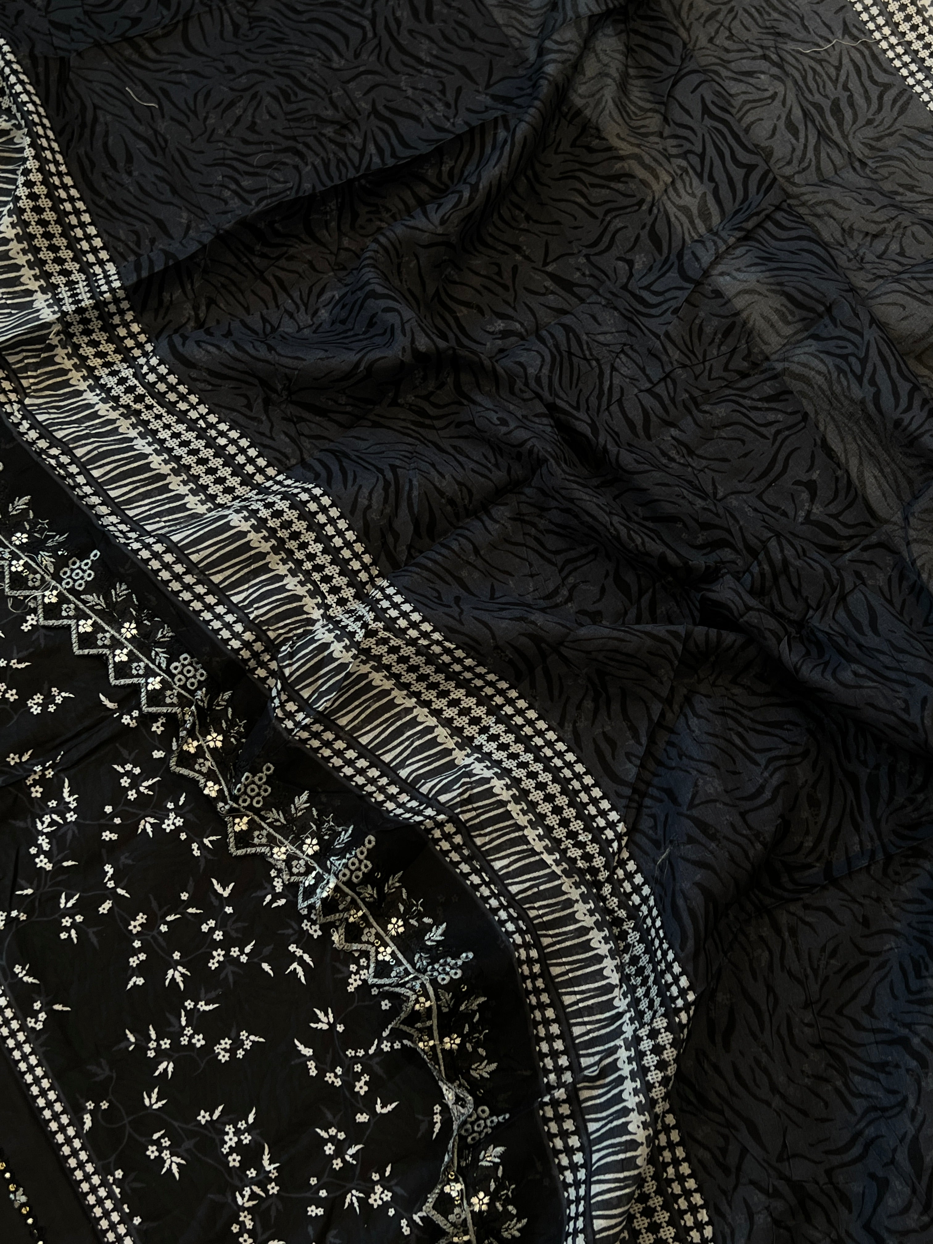 BLACK BINSAEED EMBROIDERY SUIT 1500 Q