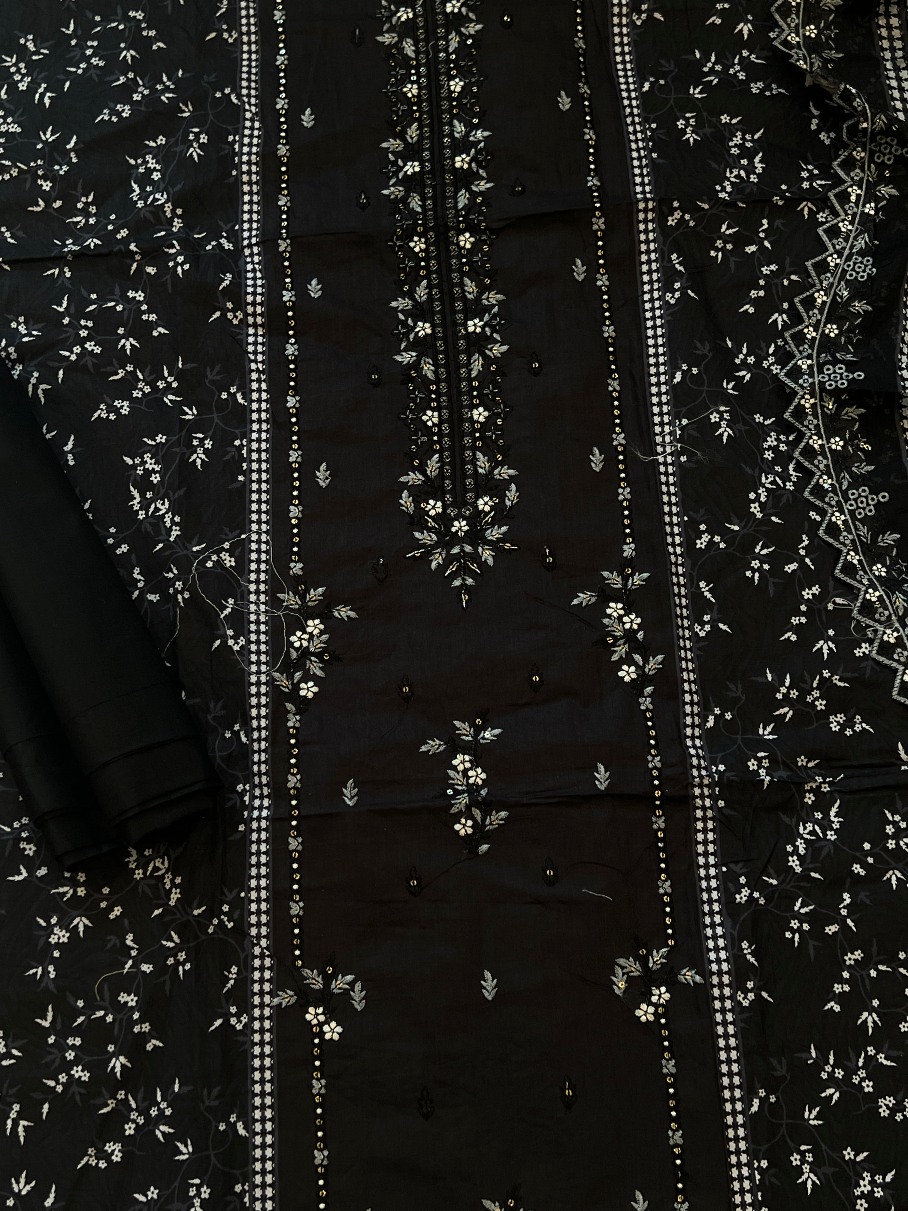BLACK BINSAEED EMBROIDERY SUIT 1500 Q