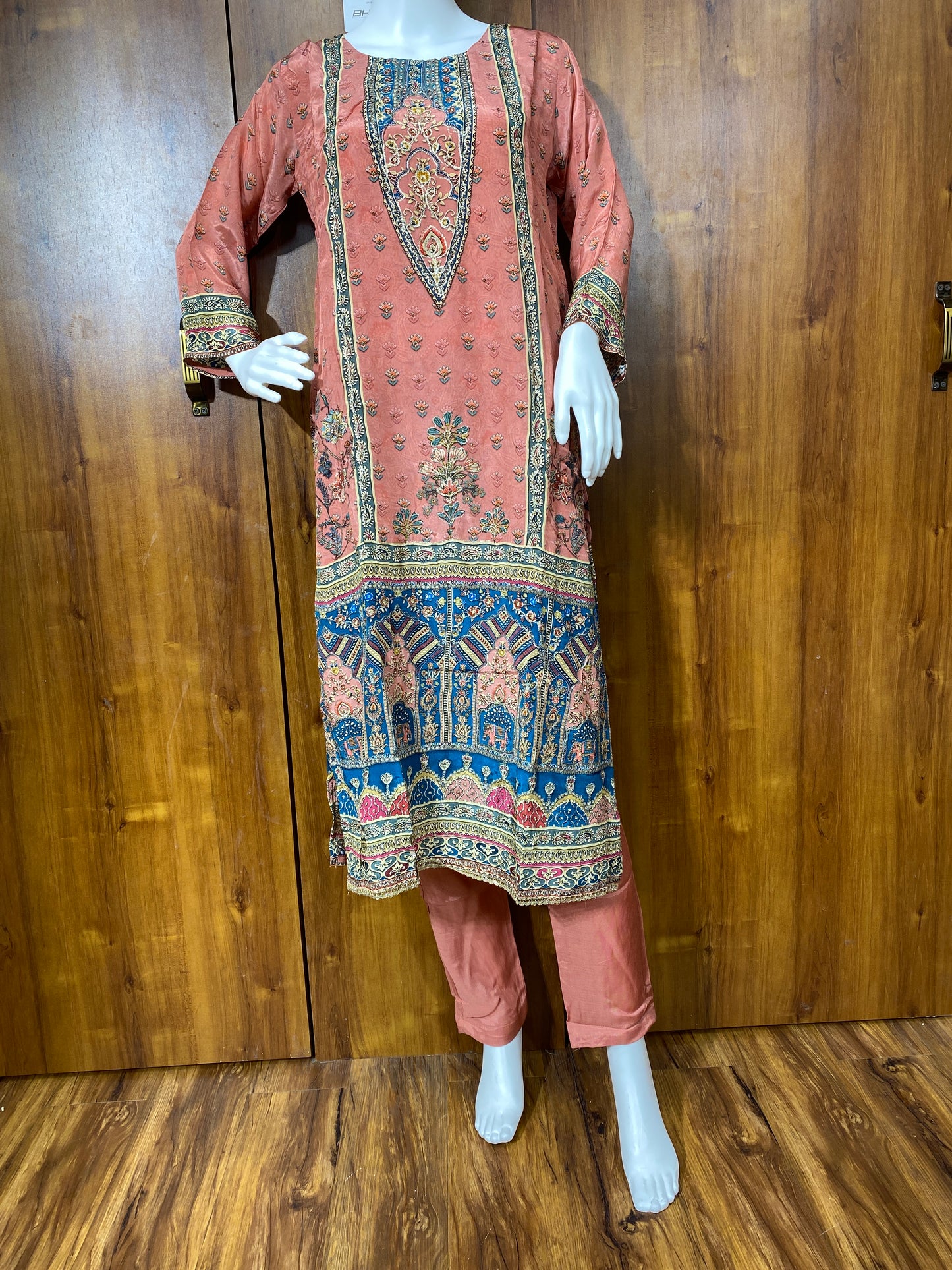 RAHI CREPE READYMADE SUIT Q