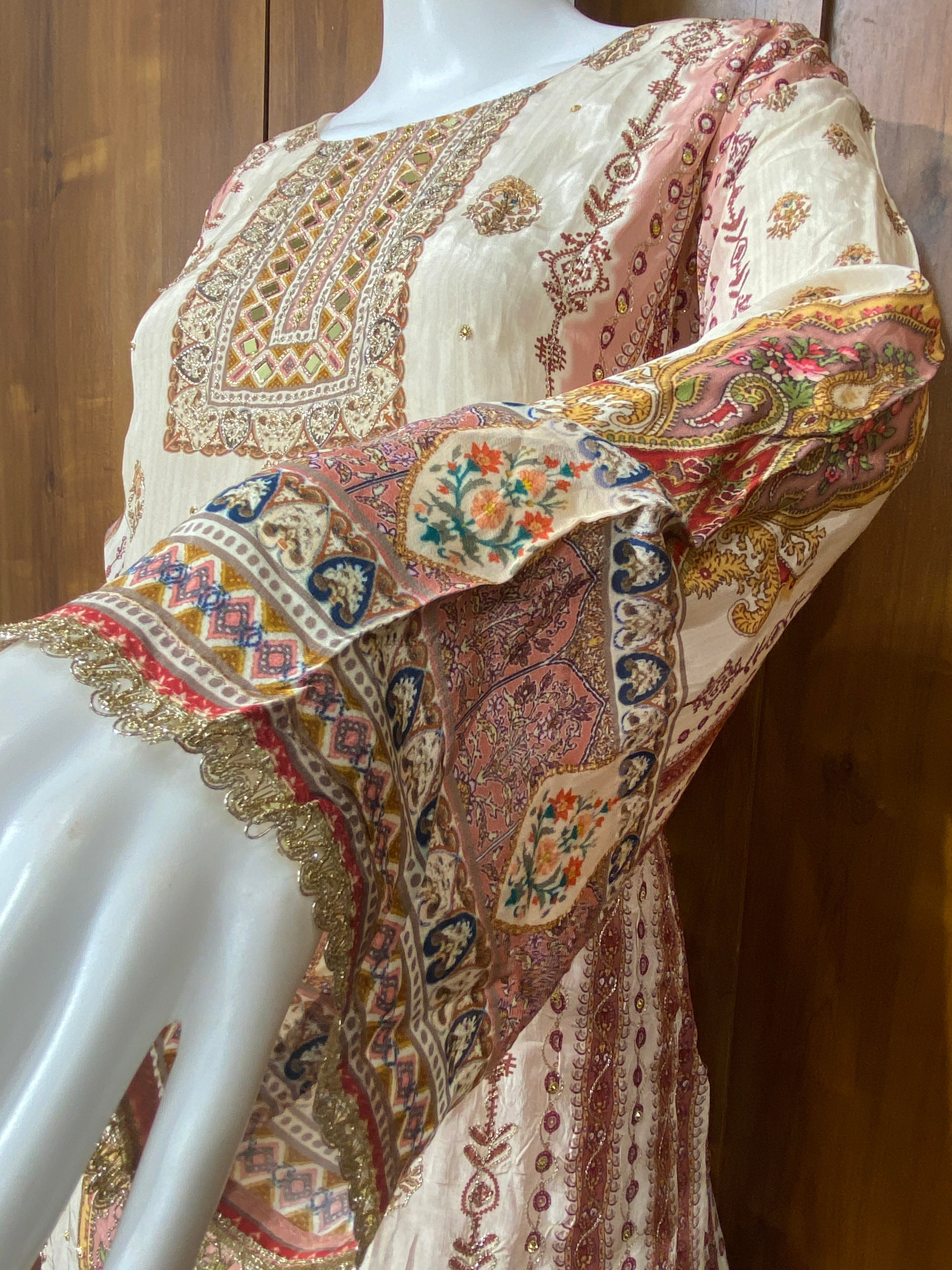 RAHI MUSLIN READYMADE SUIT Q