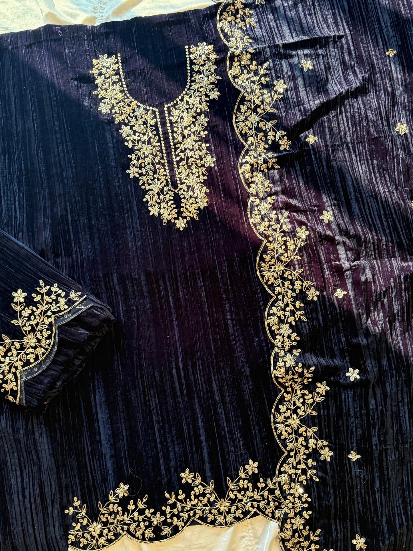 SAHER CRUSH VELVET EMBROIDERY SUIT 4 Q