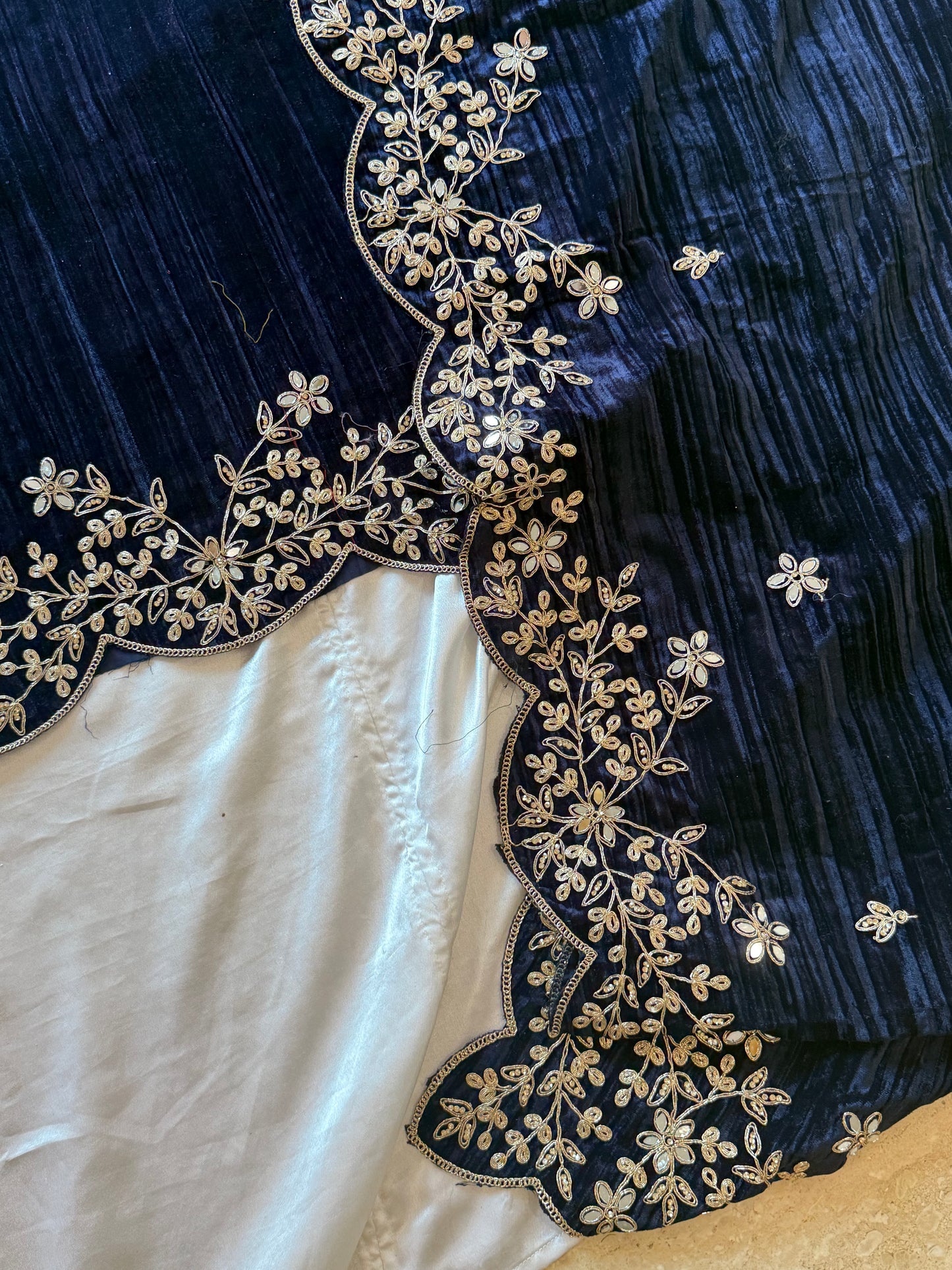 SAHER CRUSH VELVET EMBROIDERY SUIT 4 Q