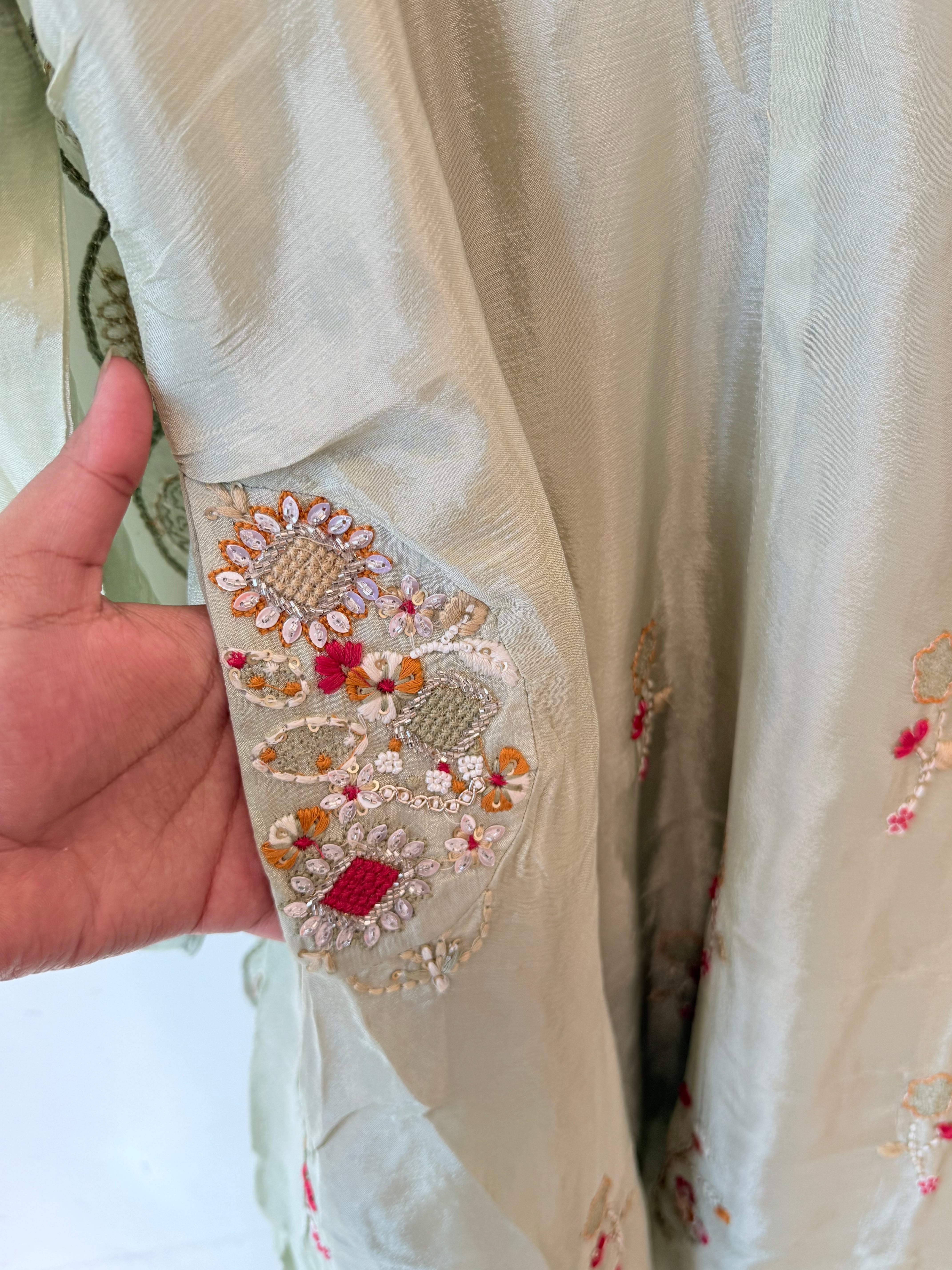 PARO CHINNON HANDWORK FROCK 8 Q