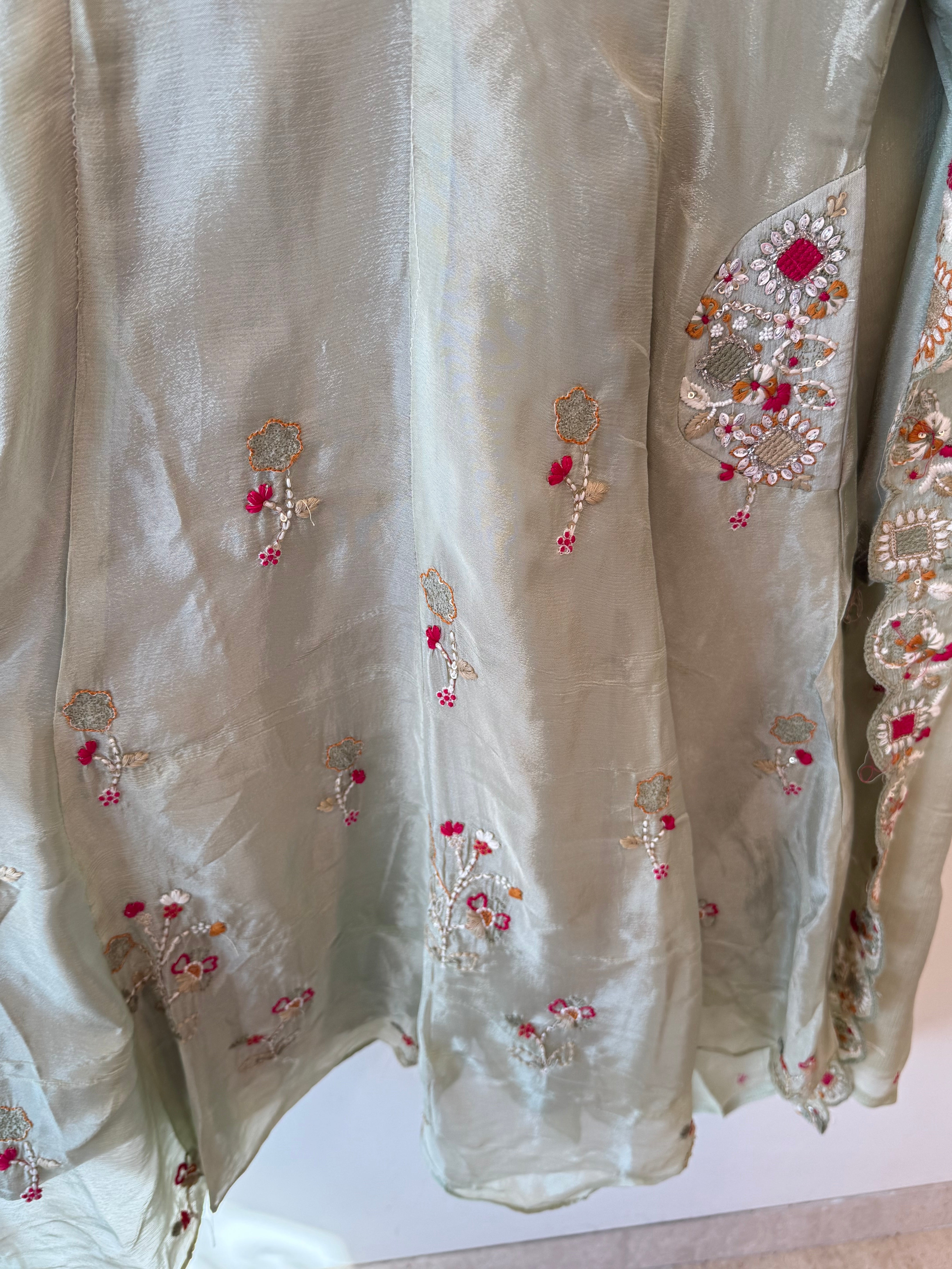 PARO CHINNON HANDWORK FROCK 8 Q