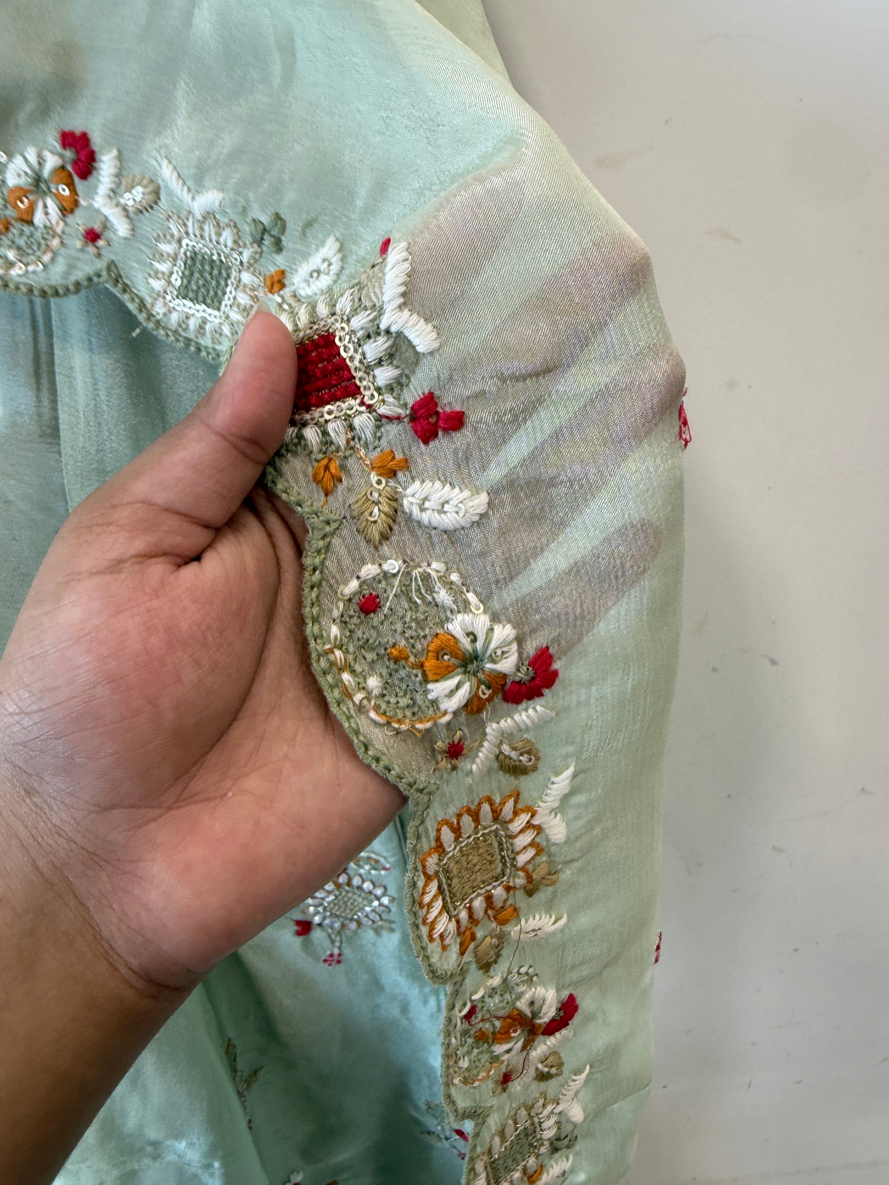 PARO CHINNON HANDWORK FROCK 8 Q