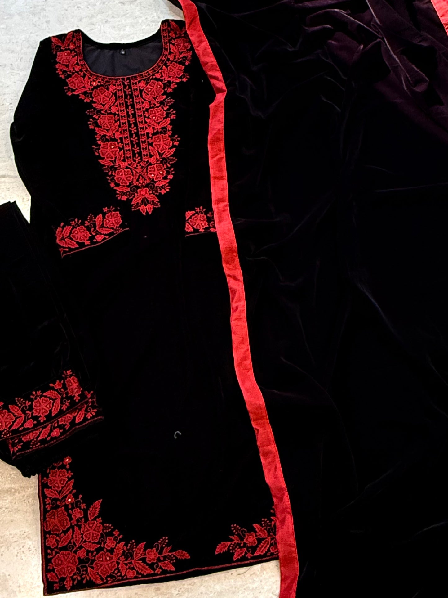 SAYYARA VELVET READYMADE SUIT Q