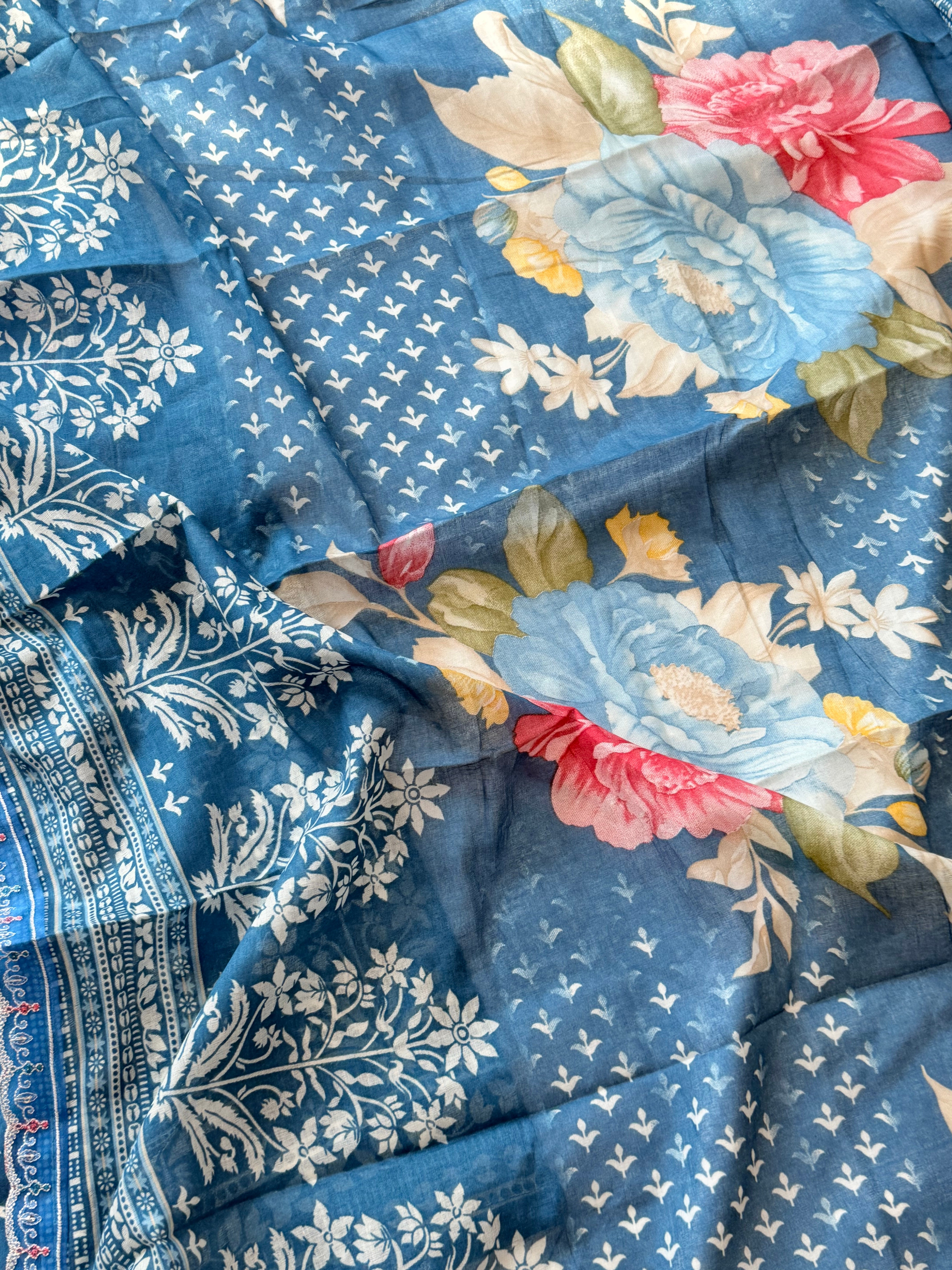 SYHITE LAWN  EMBROIDERY SUIT 6 Q