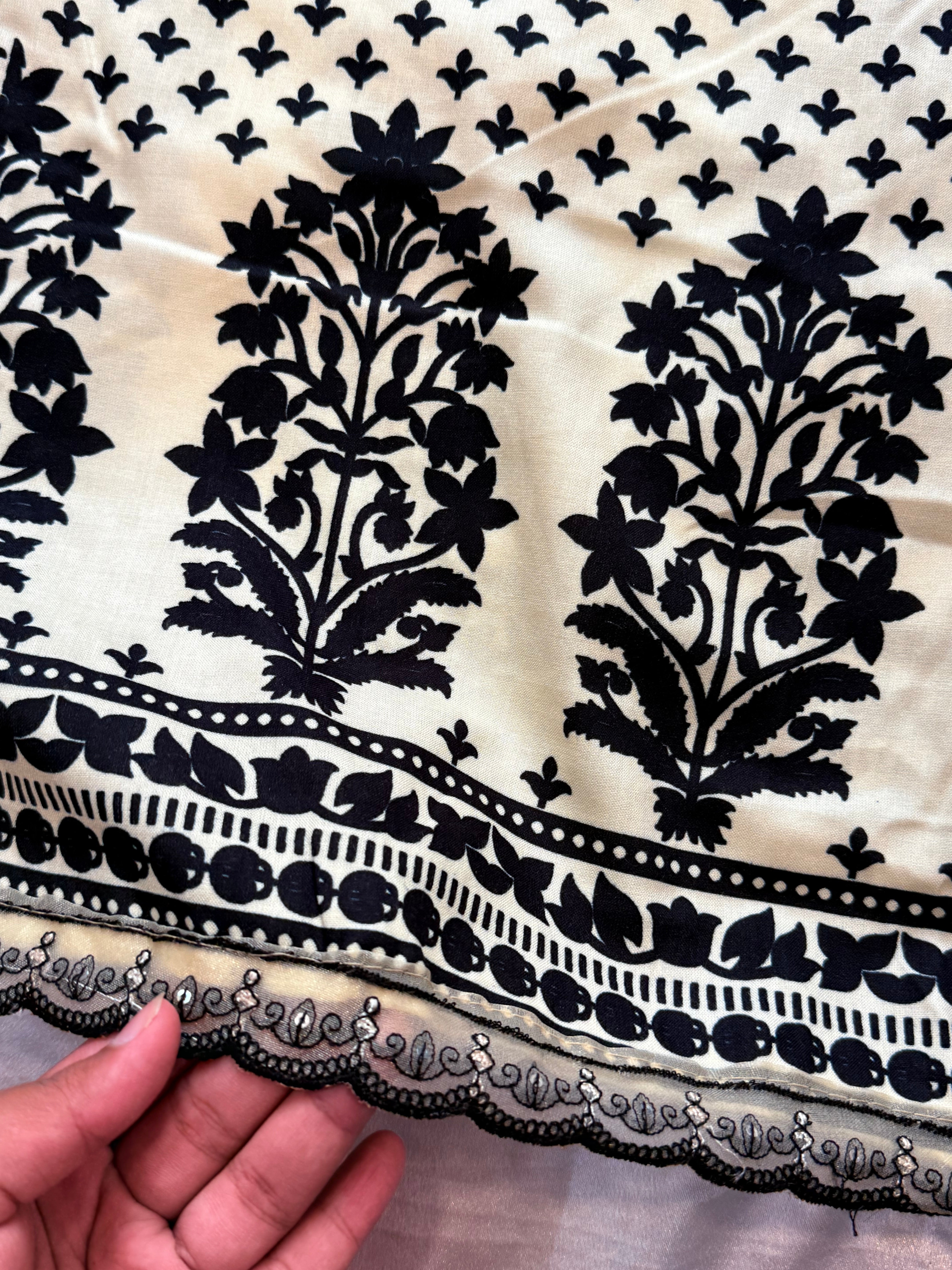 SYHITE LAWN  EMBROIDERY SUIT 2