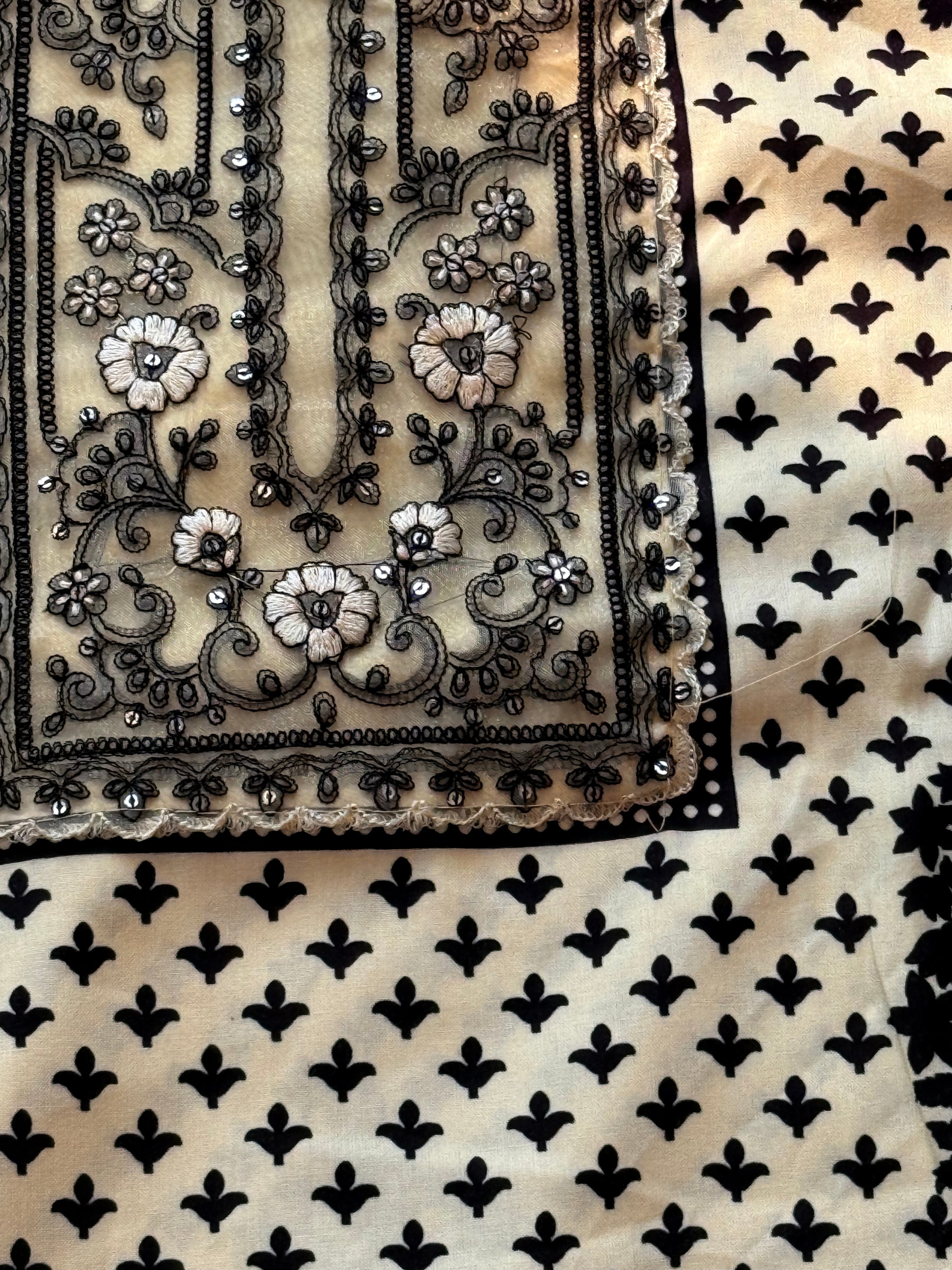 SYHITE LAWN  EMBROIDERY SUIT 2