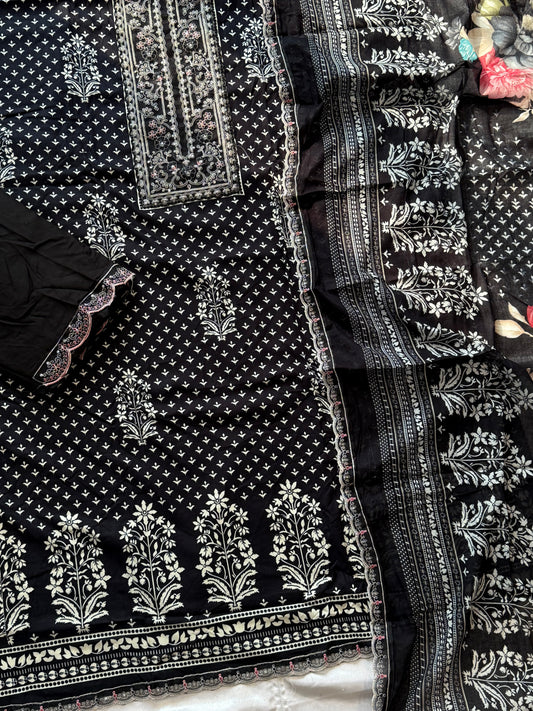 SYHITE LAWN  EMBROIDERY SUIT 4 Q