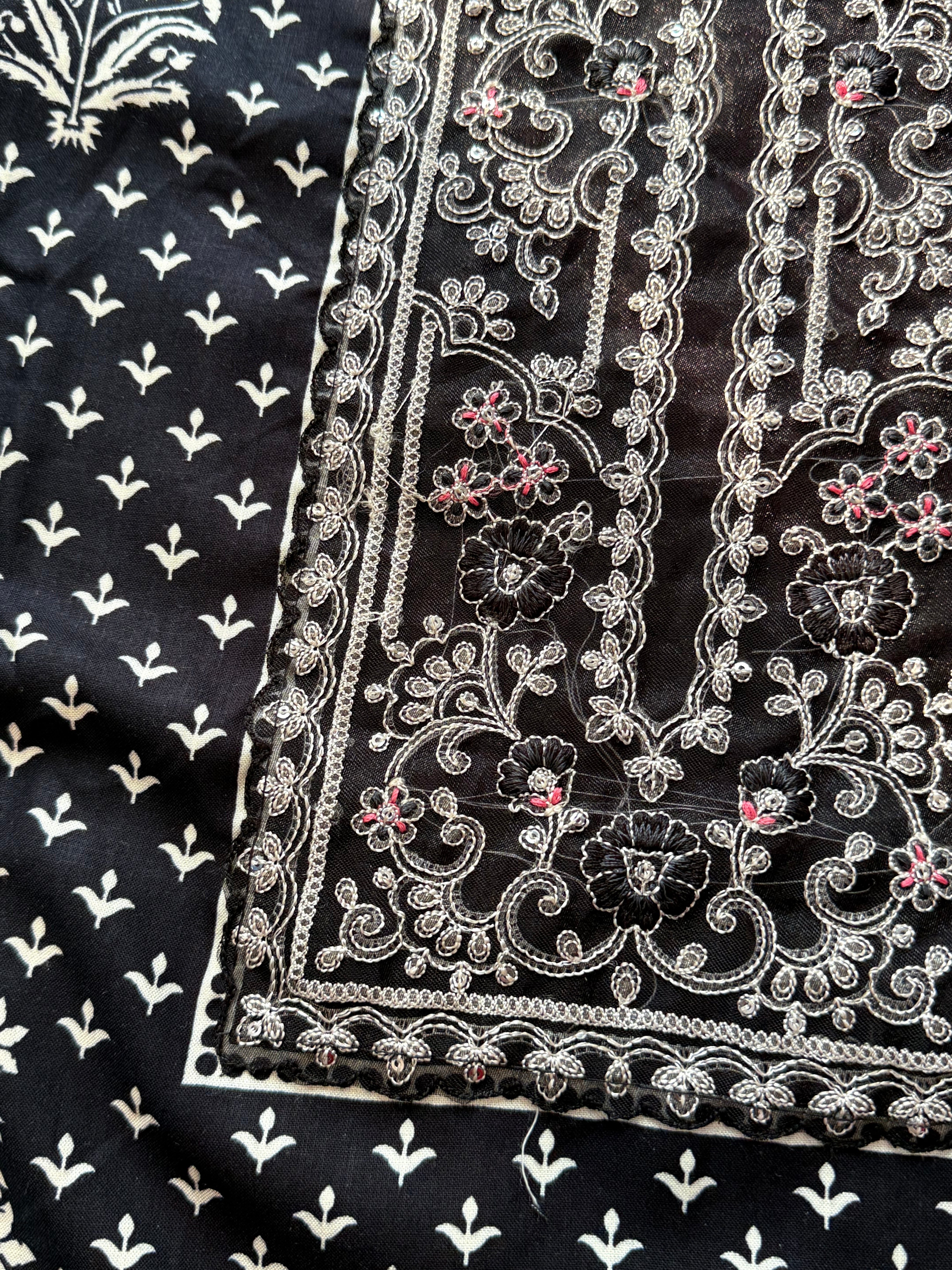 SYHITE LAWN  EMBROIDERY SUIT 4 Q