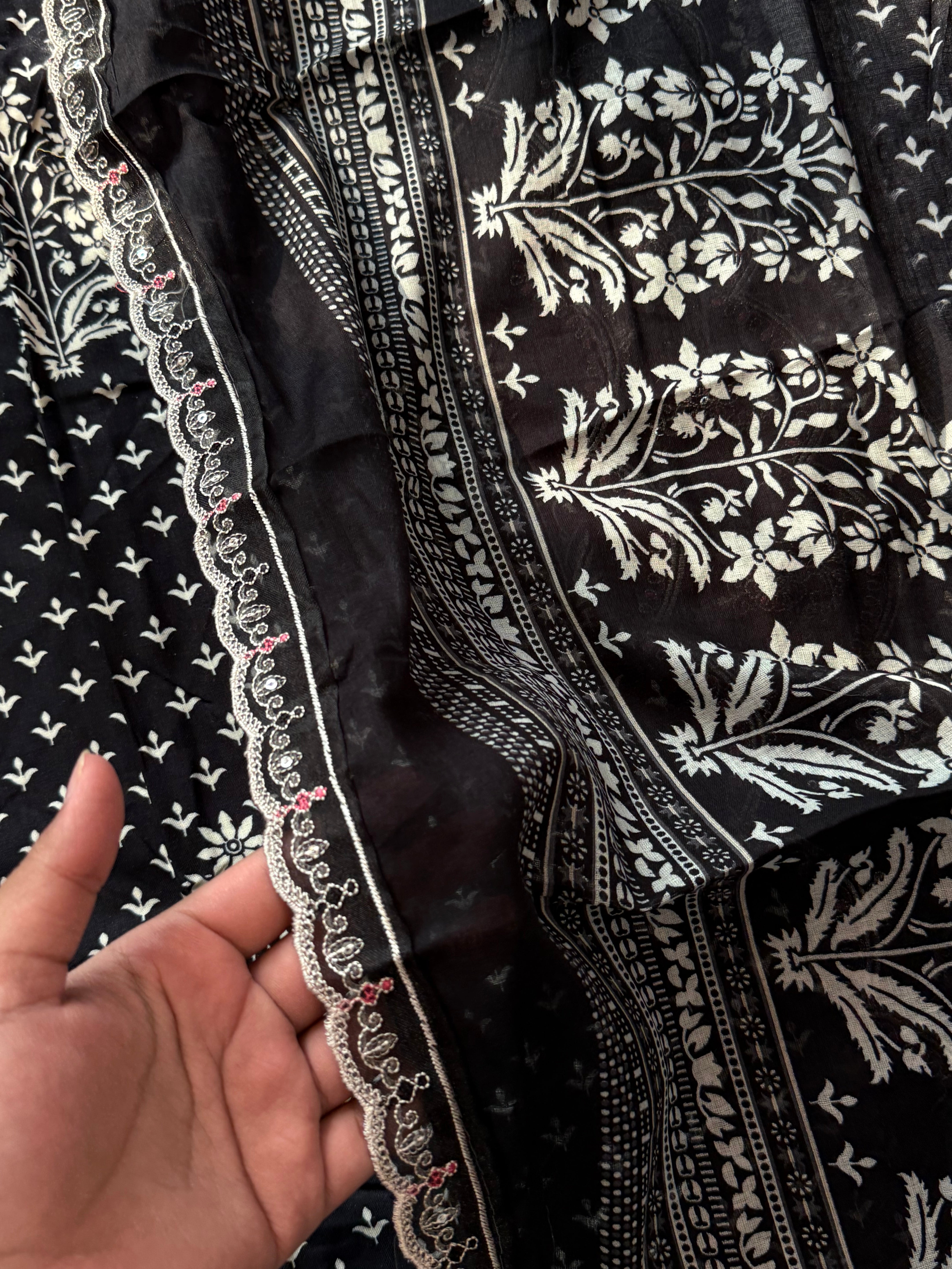 SYHITE LAWN  EMBROIDERY SUIT 4 Q