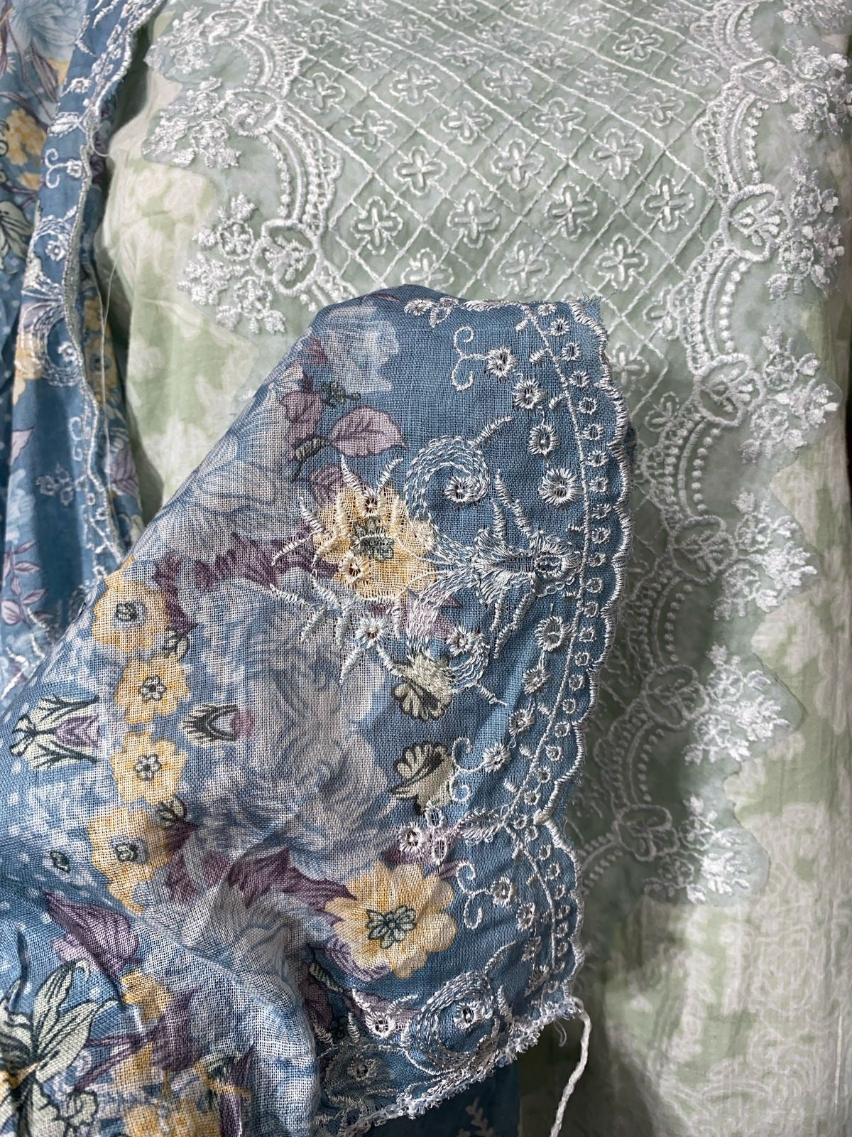 NEEDLE LAWN EMBROIDERY SUIT 2