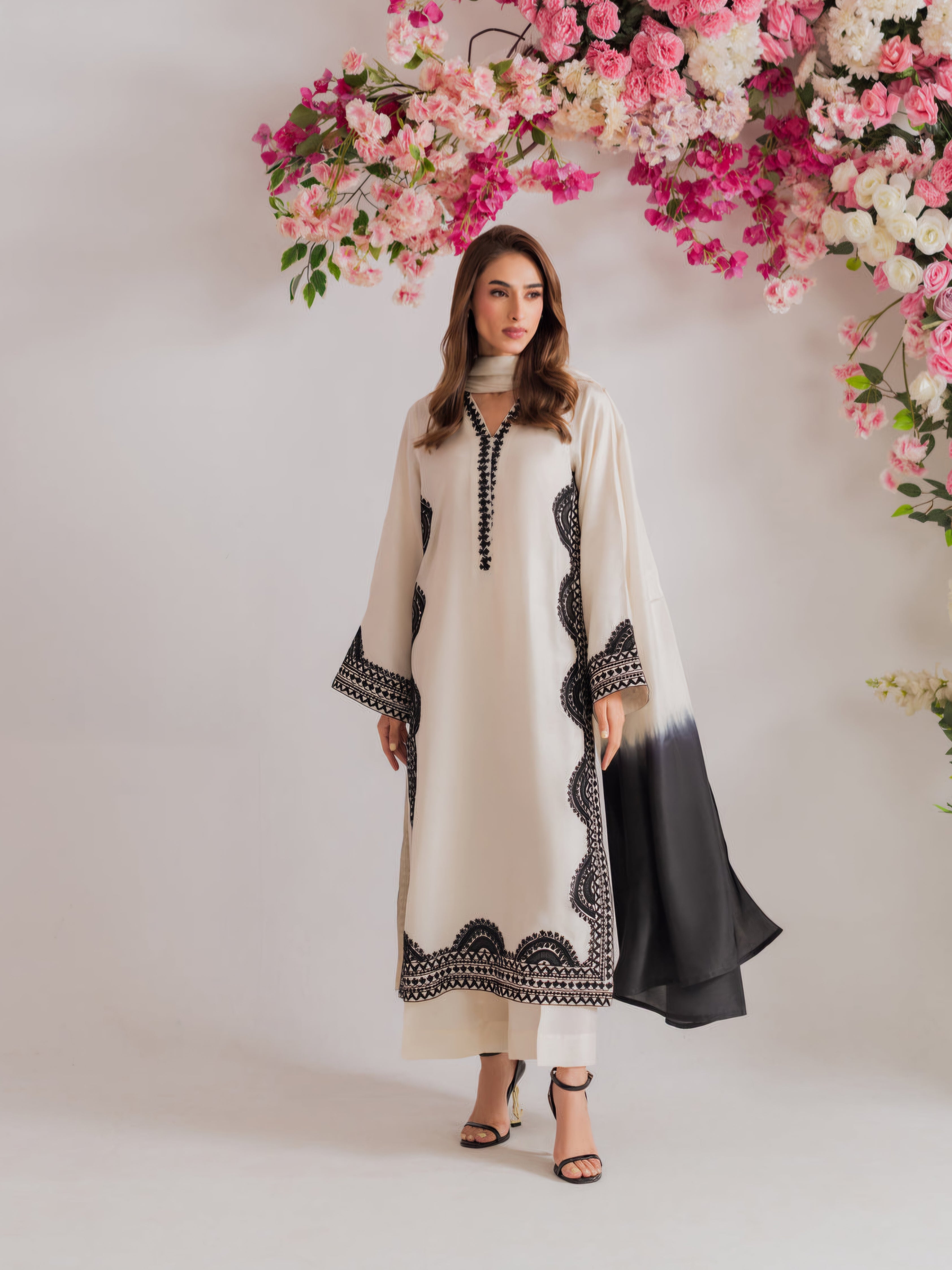 IMROZA LAWN EMBROIDERY SUIT 5